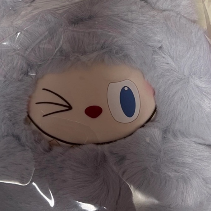 Pop Mart Labubu Classic Bag Series Plush Flower Bag Blue 착용 스타일