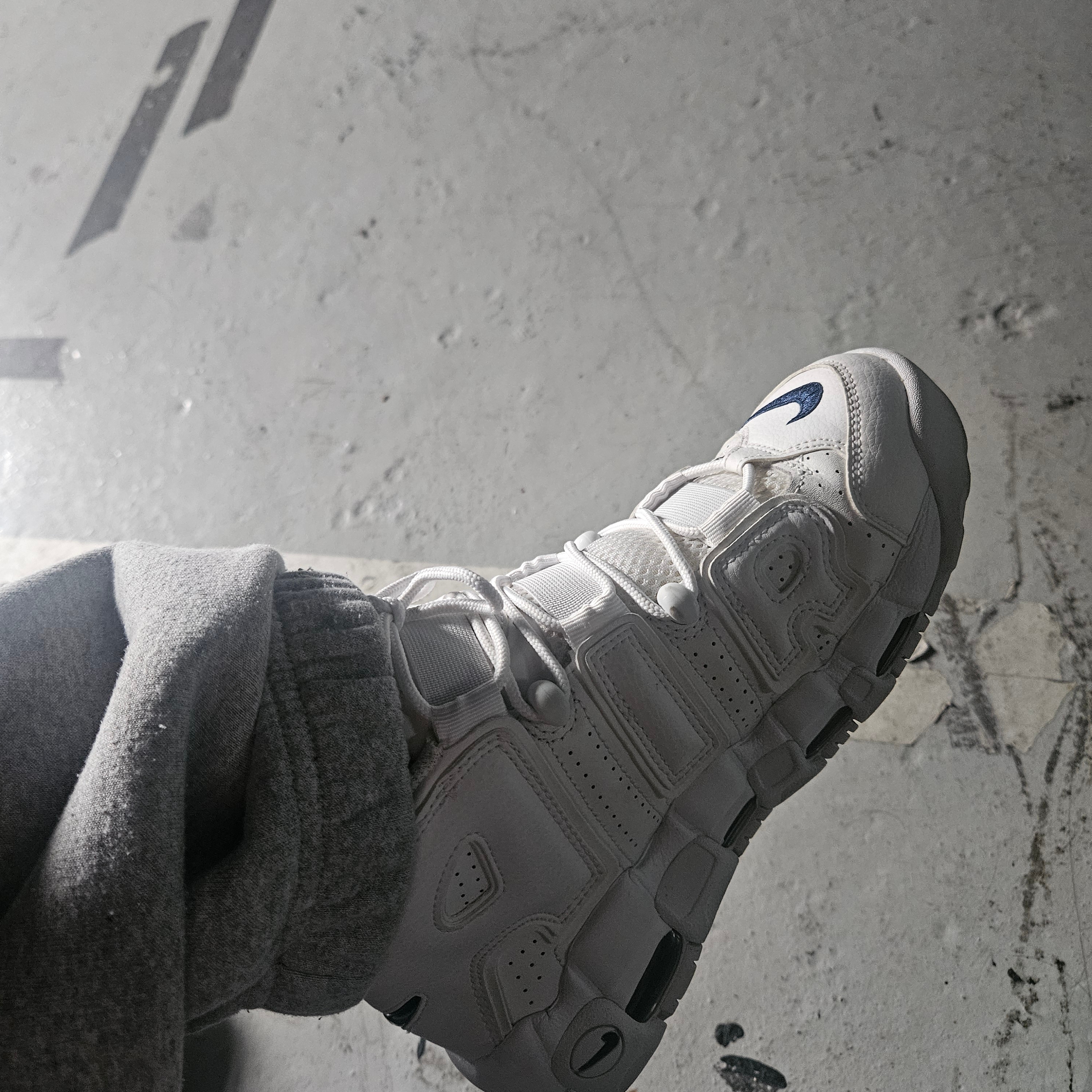 Nike Air More Uptempo 96 White Midnight Navy 착용 스타일