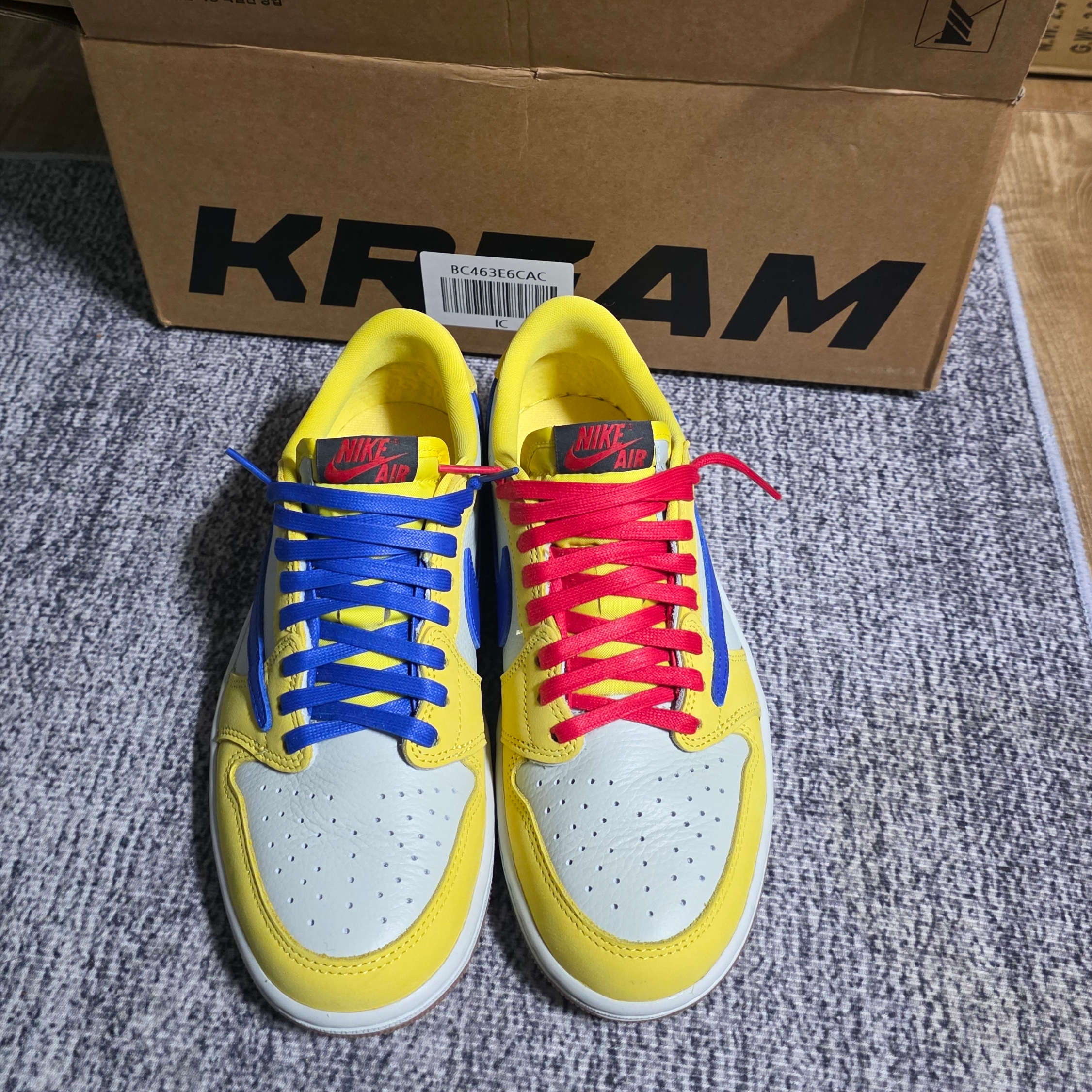 (W) Jordan 1 x Travis Scott Retro Low OG SP Canary 착용 스타일 - 1