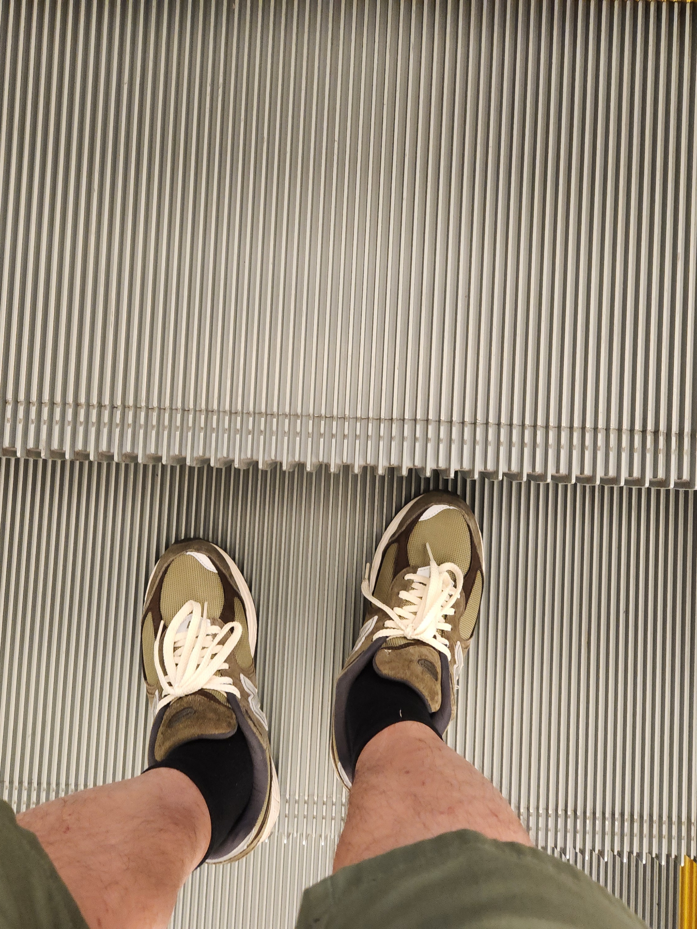 New Balance 2002R Special Vintage Khaki 착용 스타일