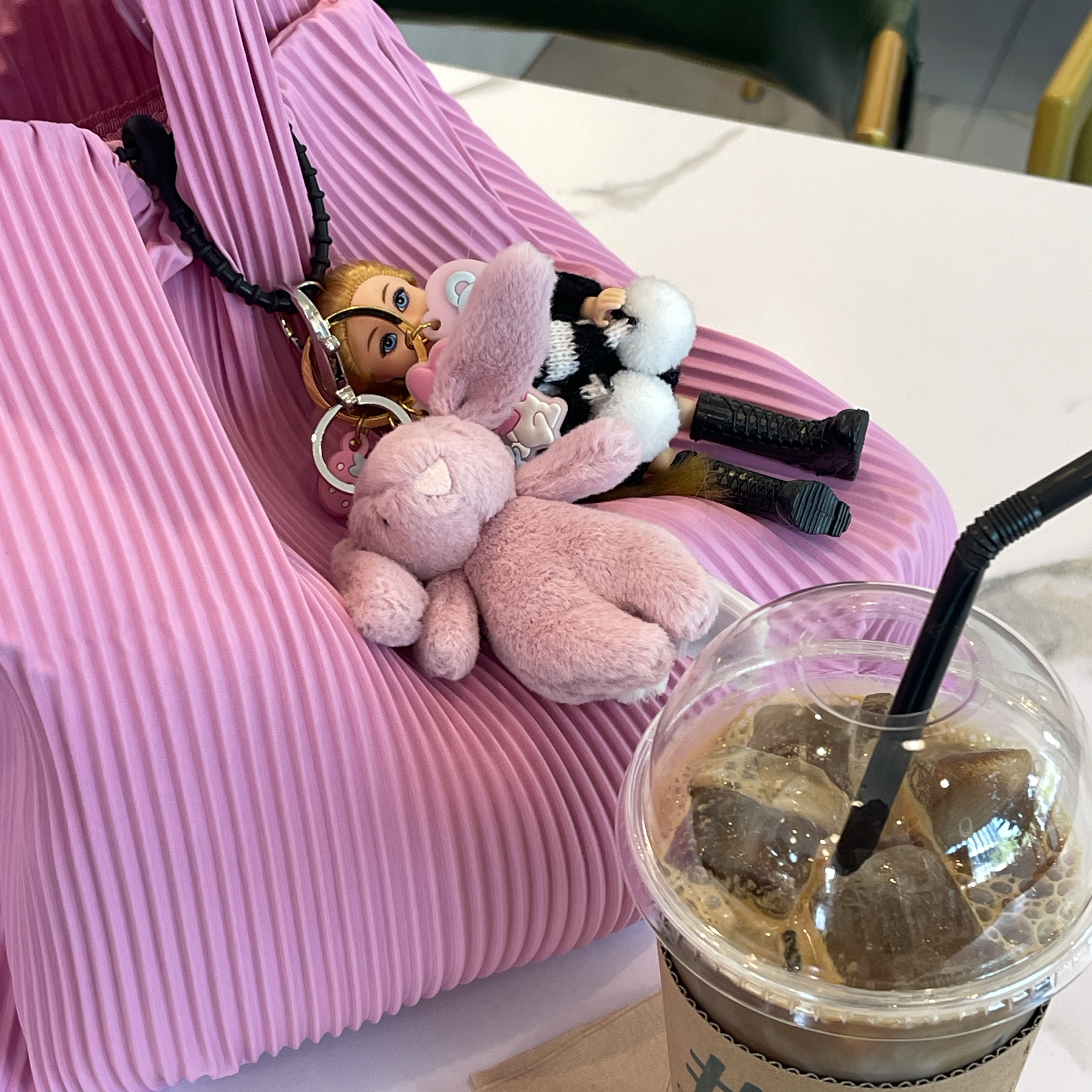 Jellycat Bashful Bunny Bag Charm Tulip 착용 스타일