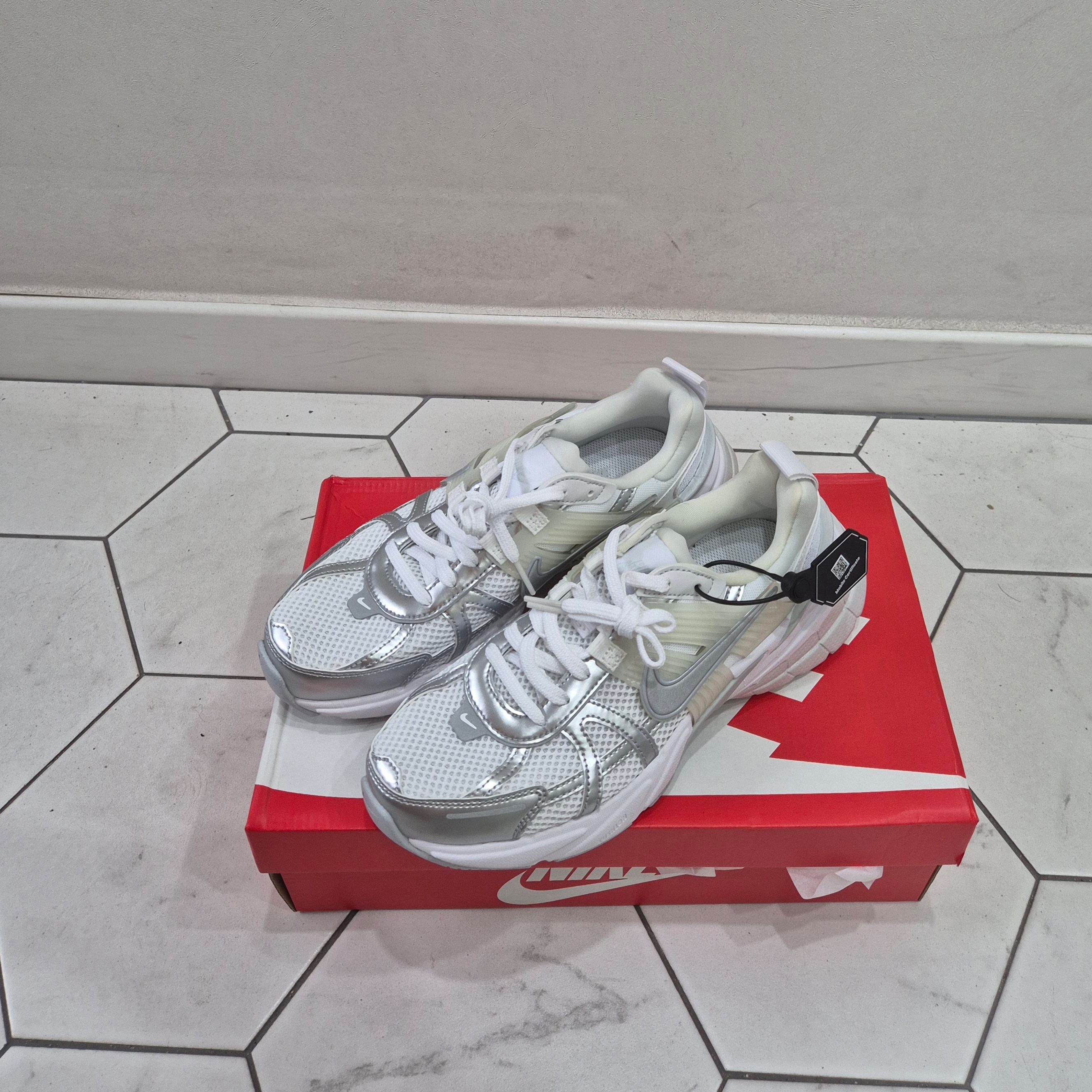 Nike V2K Run Metallic Silver White 착용 스타일 - 1