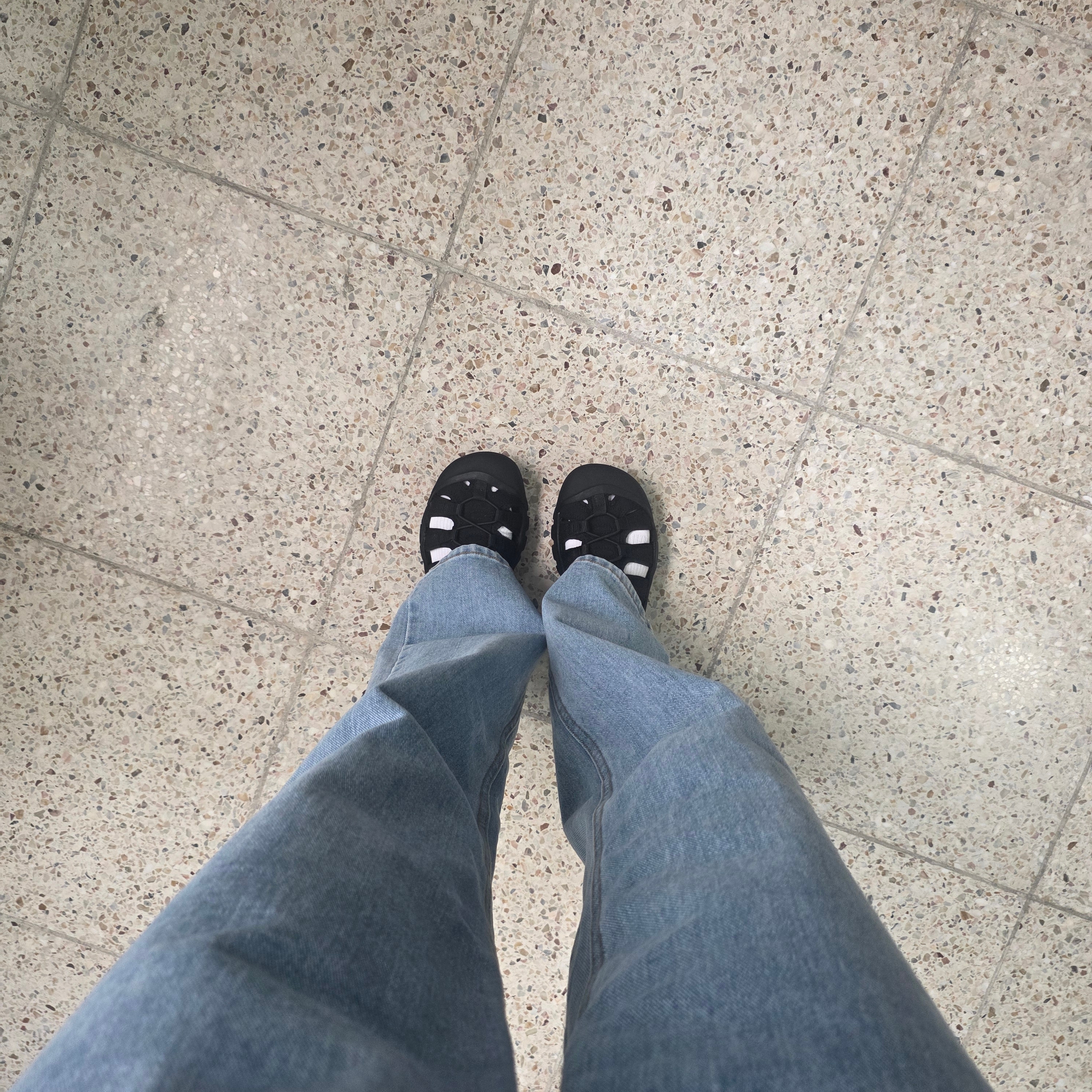 (W) Keen Newport H2 Triple Black 착용 스타일