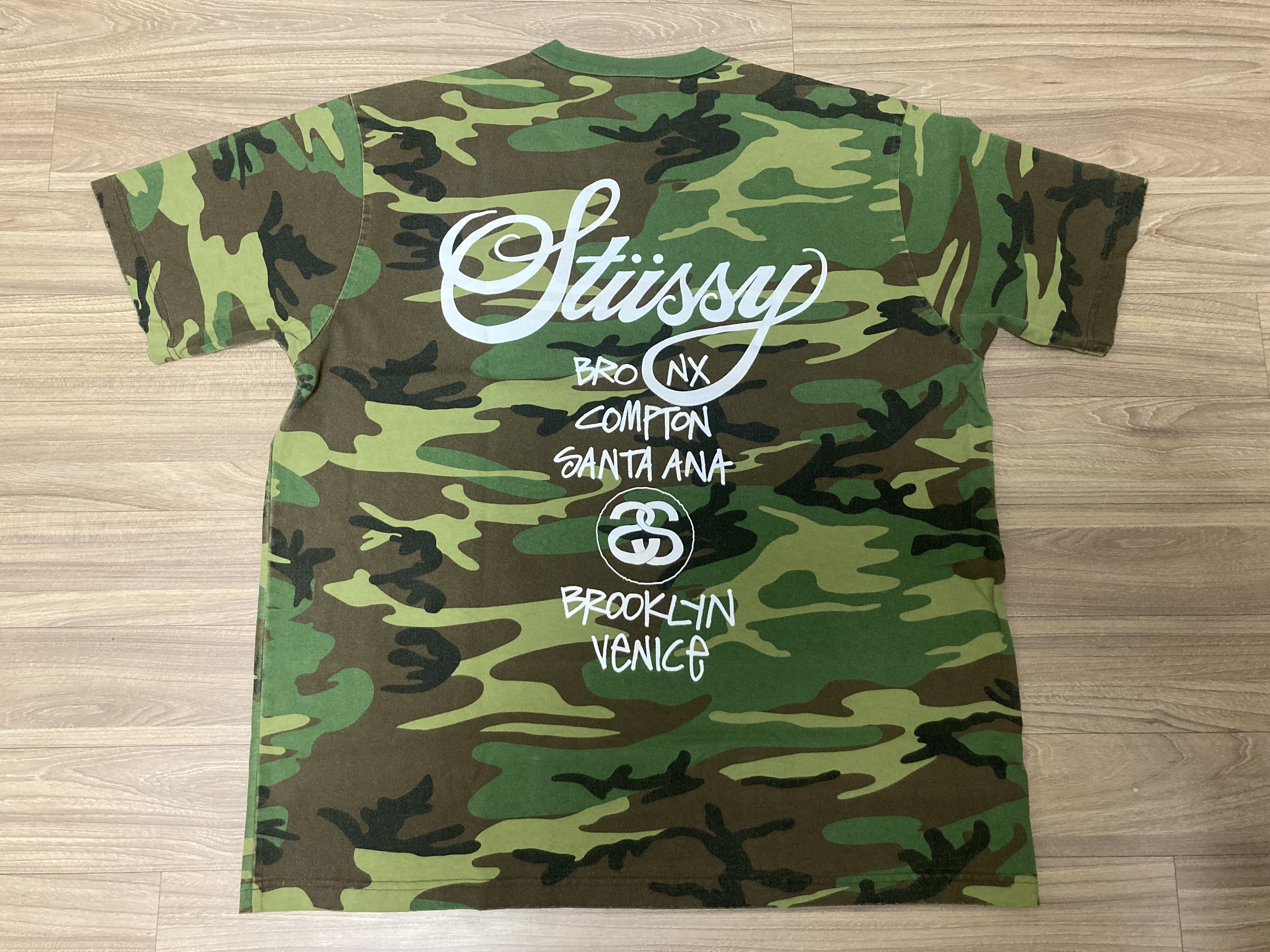 Stussy World Tour T-Shirts Camo 2025 착용 스타일 - 2