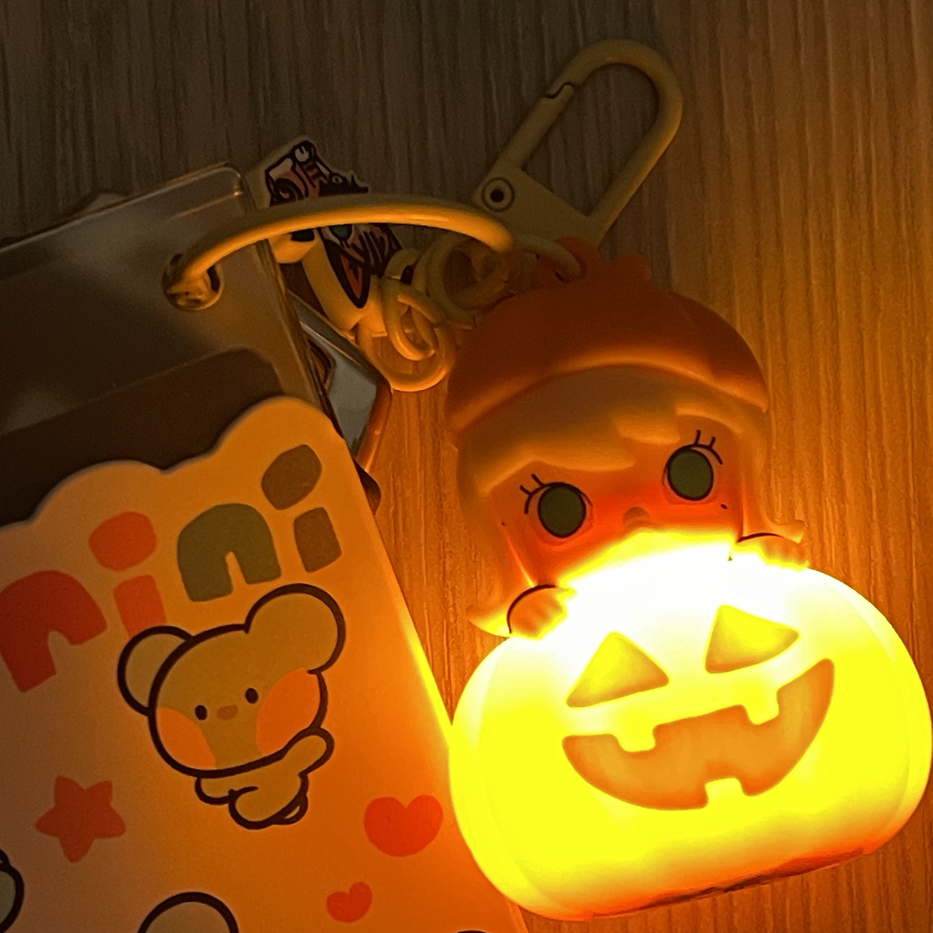 Pop Mart Halloween Party Series Luminous Pumpkin Keyring Molly 착용 스타일