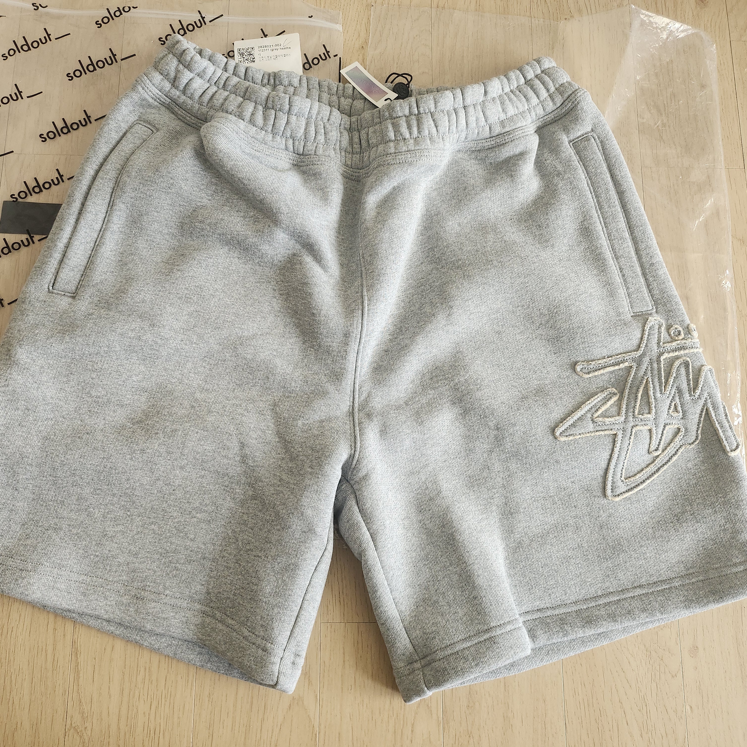 Stussy Tonal Applique Fleece Shorts Grey Heather 착용 스타일 - 2