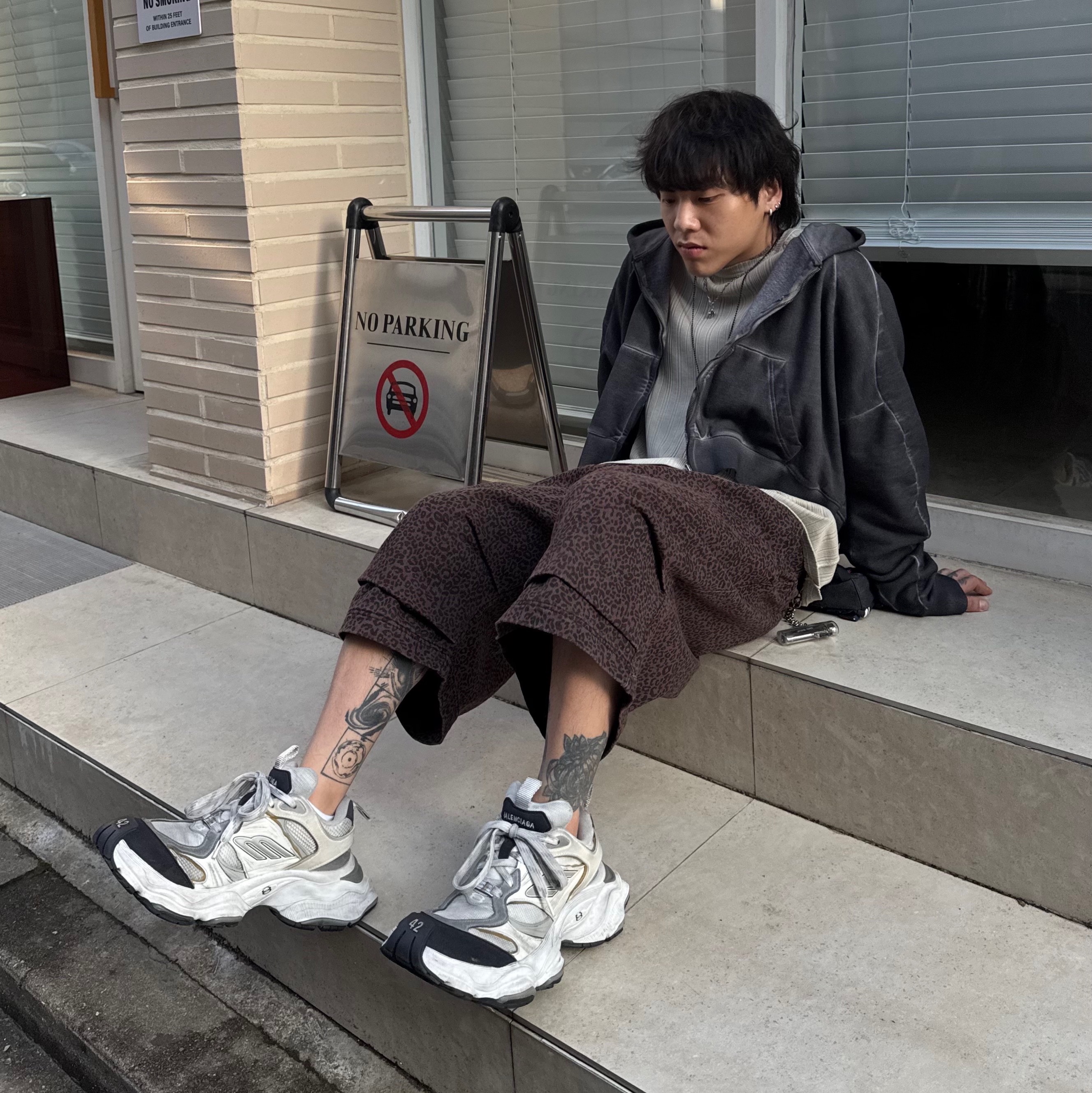 Balenciaga Cargo Sneakers White Grey 착용 스타일 - 1