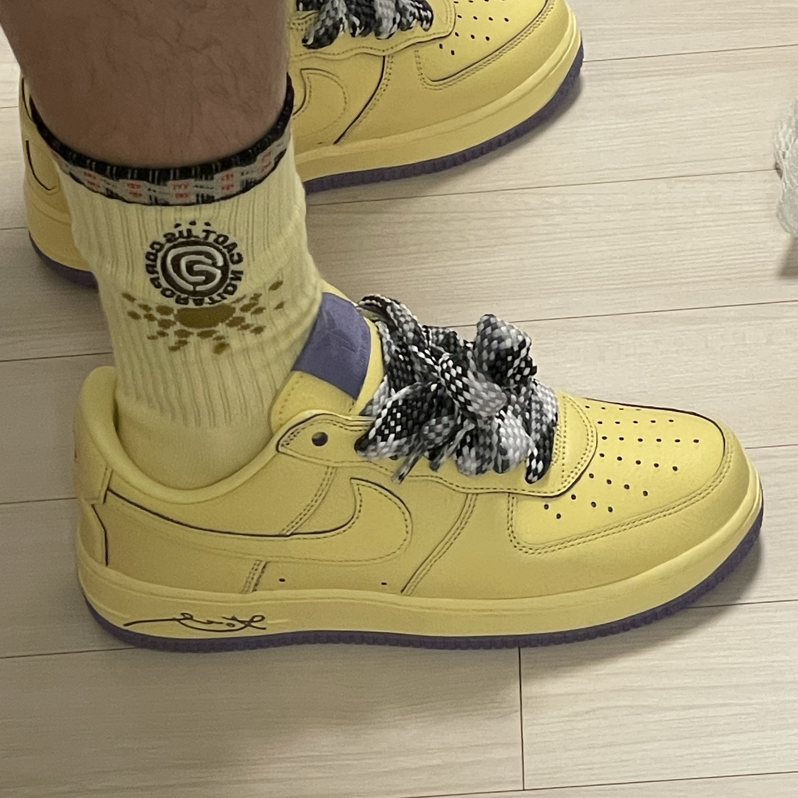Nike Air Force 1 Low Protro Soft Yellow 착용 스타일 - 1