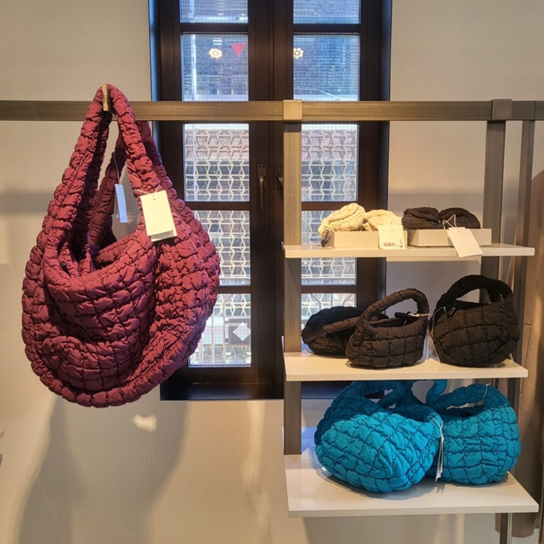 COS Quilted Oversized Shoulder Bag Burgundy, COS Quilted Mini Bag Bright Turquoise 착용 스타일 - 3