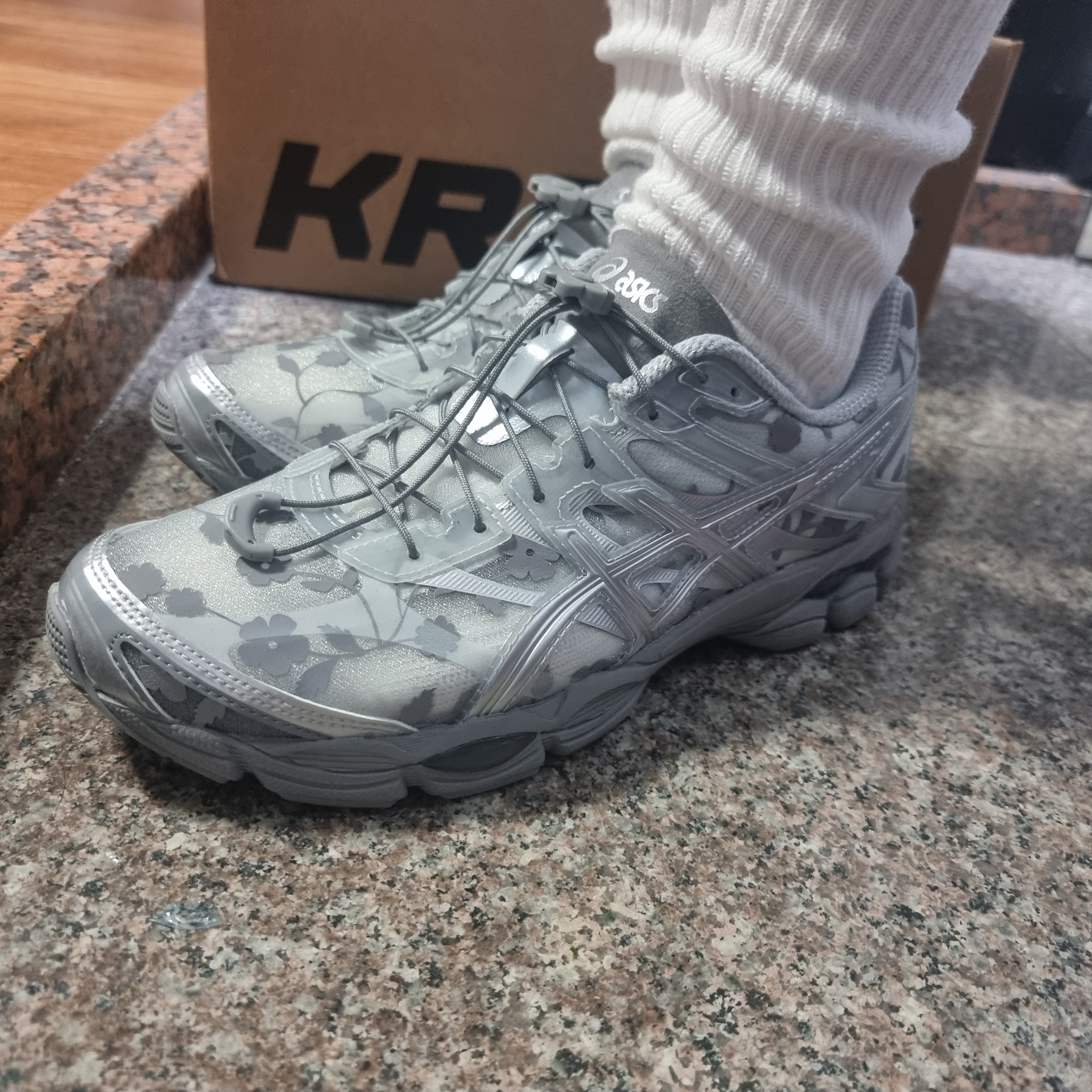 Asics x Cecilie Bahnsen Gel-Cumulus 16 Gray 착용 스타일 - 4