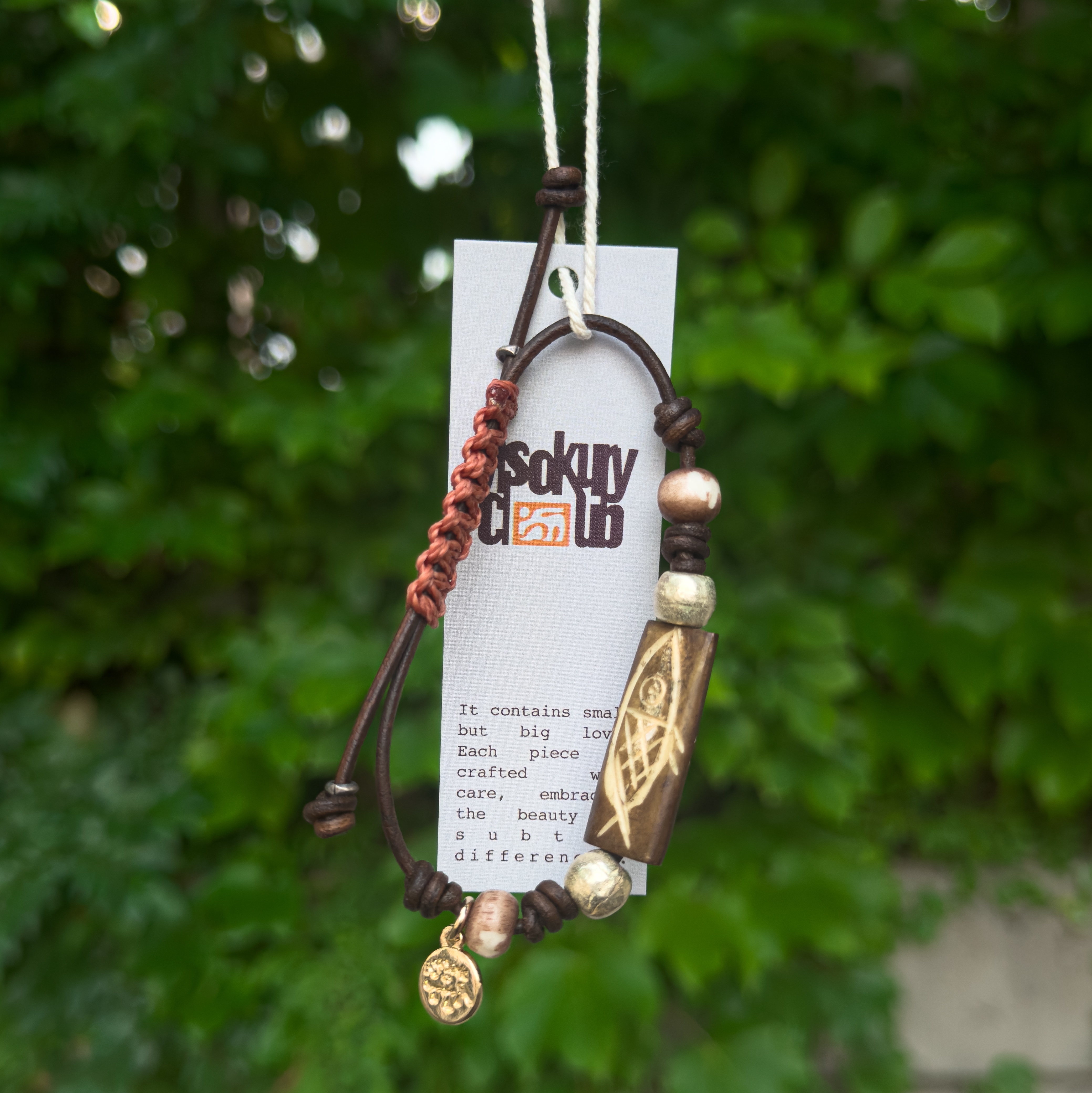 jisokuryClub x towtow.archive - Fish Carving Bracelet Brown 착용 스타일
