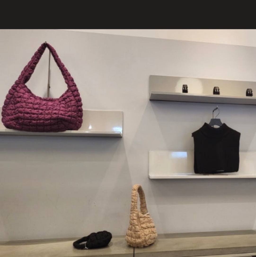 COS Quilted Oversized Shoulder Bag Burgundy, COS Quilted Mini Bag Bright Turquoise 착용 스타일 - 6