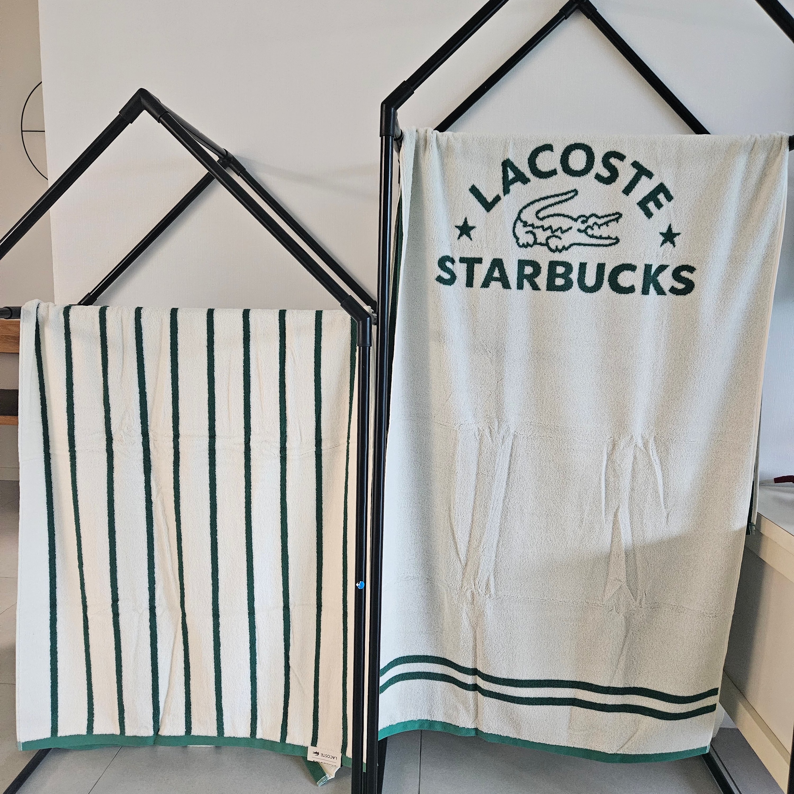 Starbucks x Lacoste Trent Towel Ivory, Starbucks x Lacoste Trent Towel Stripe 착용 스타일 - 1