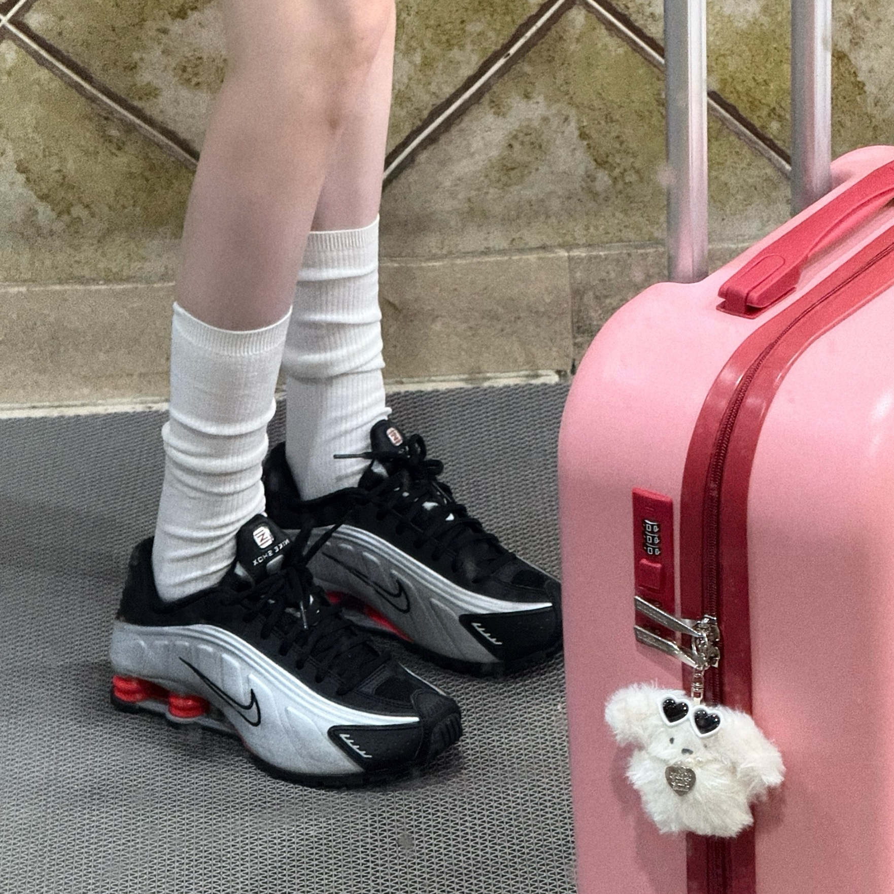 Nike Shox R4 Metallic Silver Red 착용 스타일
