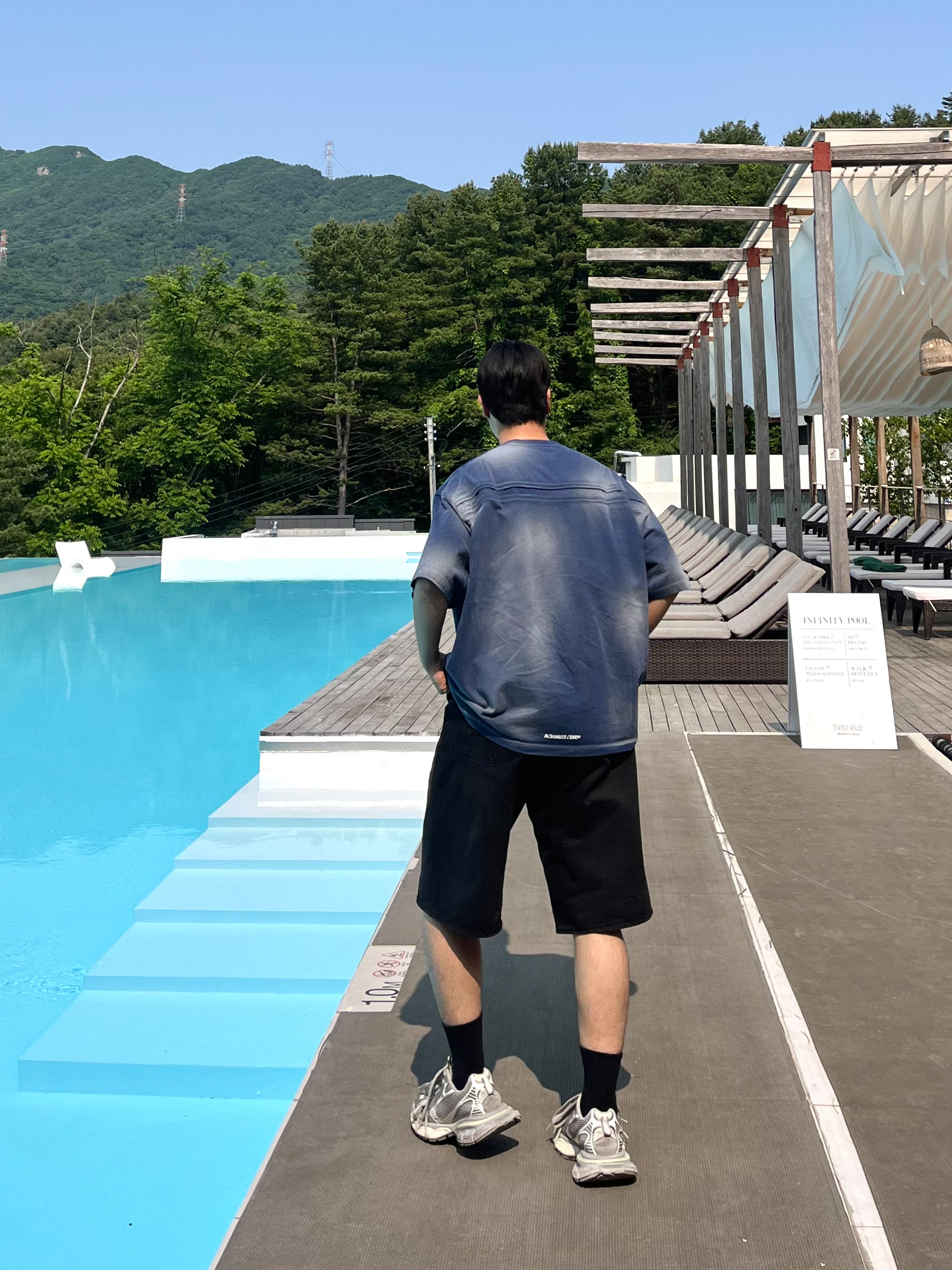 Nonnod Back Detail T-Shirt Washed Navy, Balenciaga 3XL Sneakers Light Beige 착용 스타일 - 1