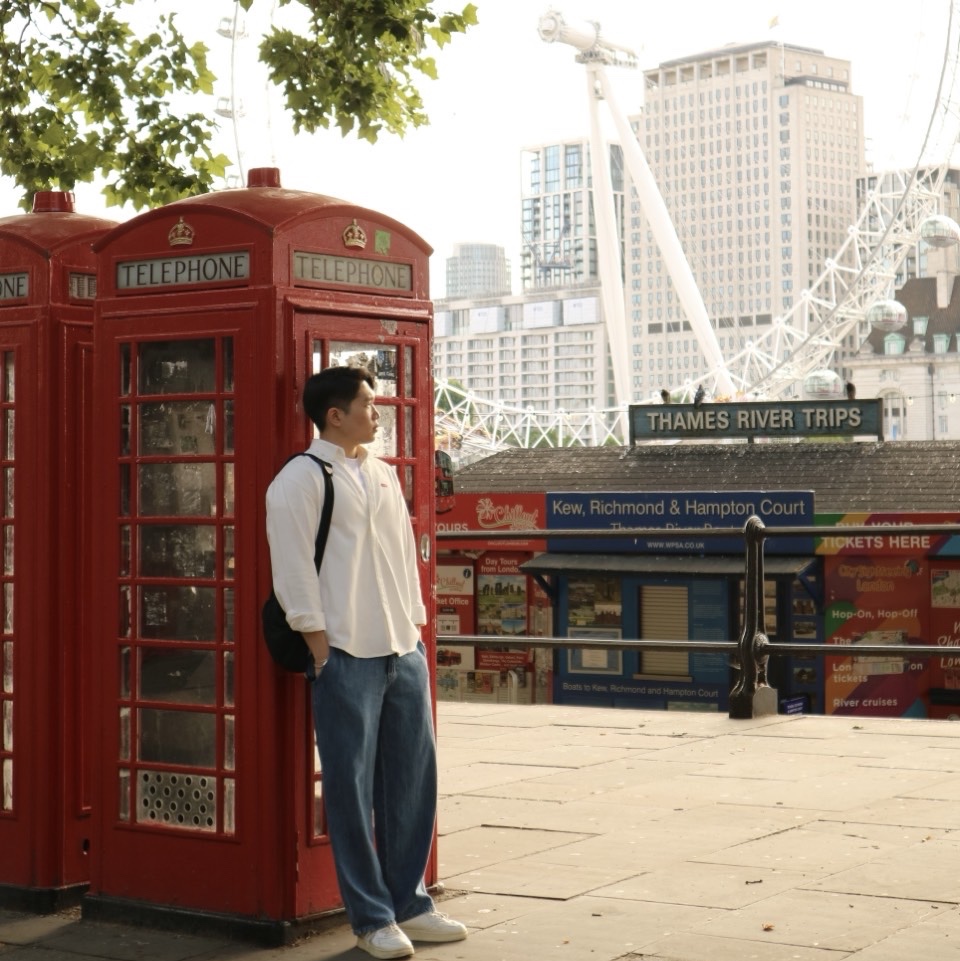 Supreme Small Box Shirt White Denim - 24FW, Autry Medalist Low Goatskin Sneakers White 착용 스타일 - 4