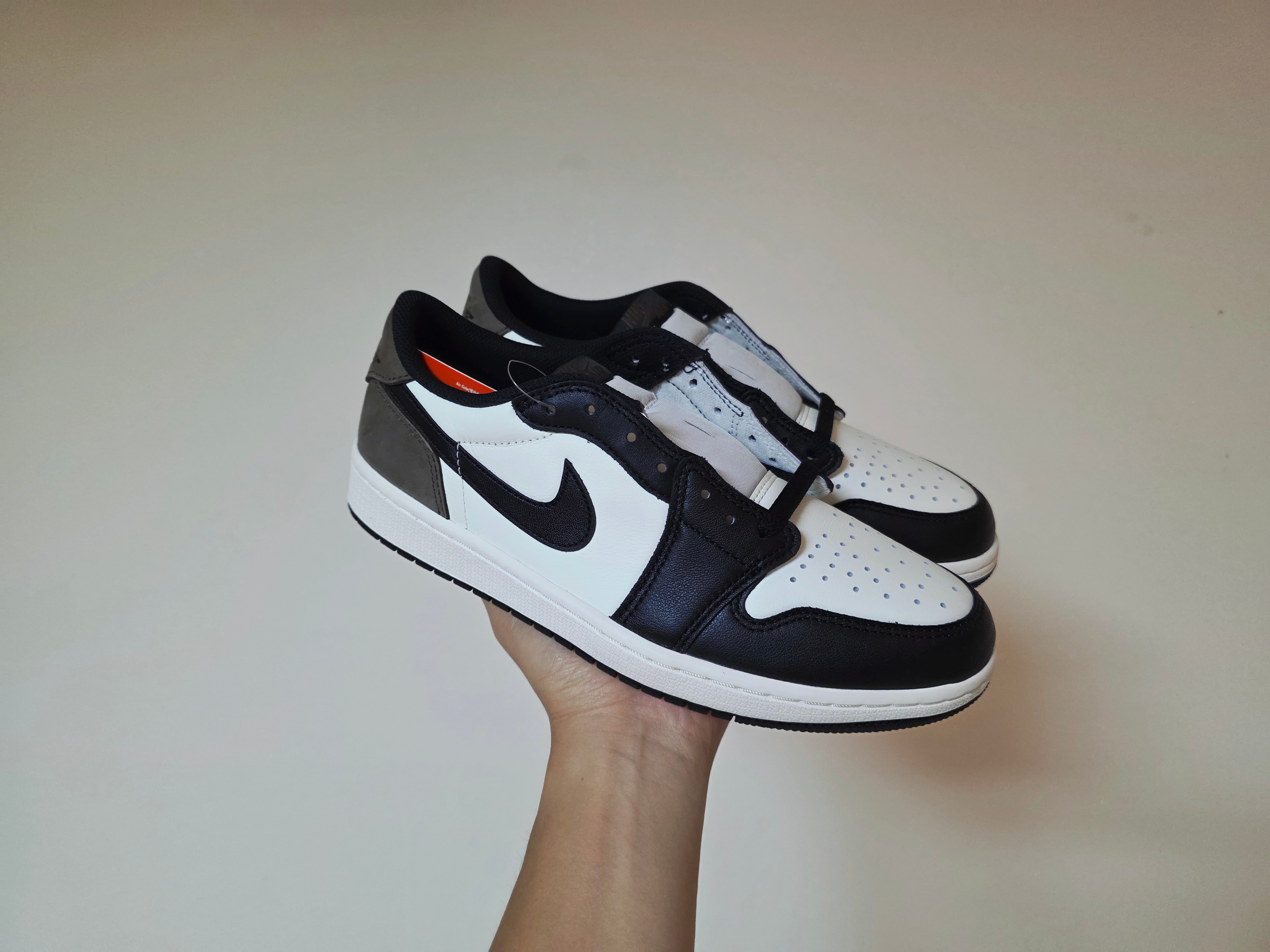 Jordan 1 Retro Low OG Mocha 착용 스타일