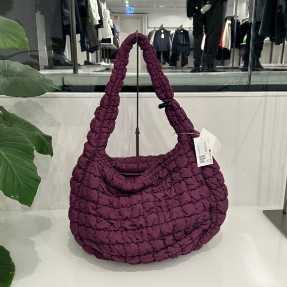 COS Quilted Oversized Shoulder Bag Burgundy, COS Quilted Mini Bag Bright Turquoise 착용 스타일 - 2