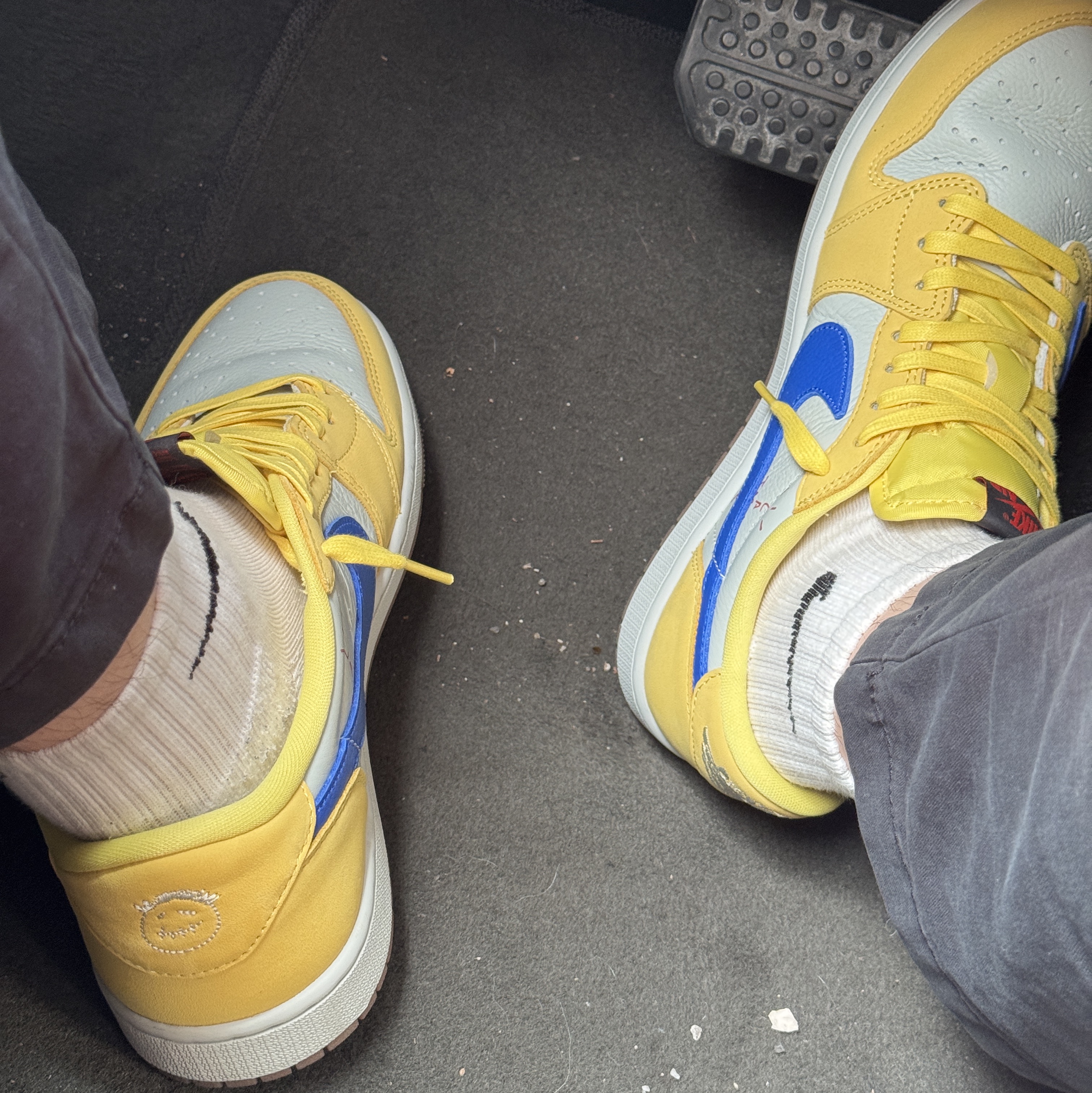 (W) Jordan 1 x Travis Scott Retro Low OG SP Canary 착용 스타일