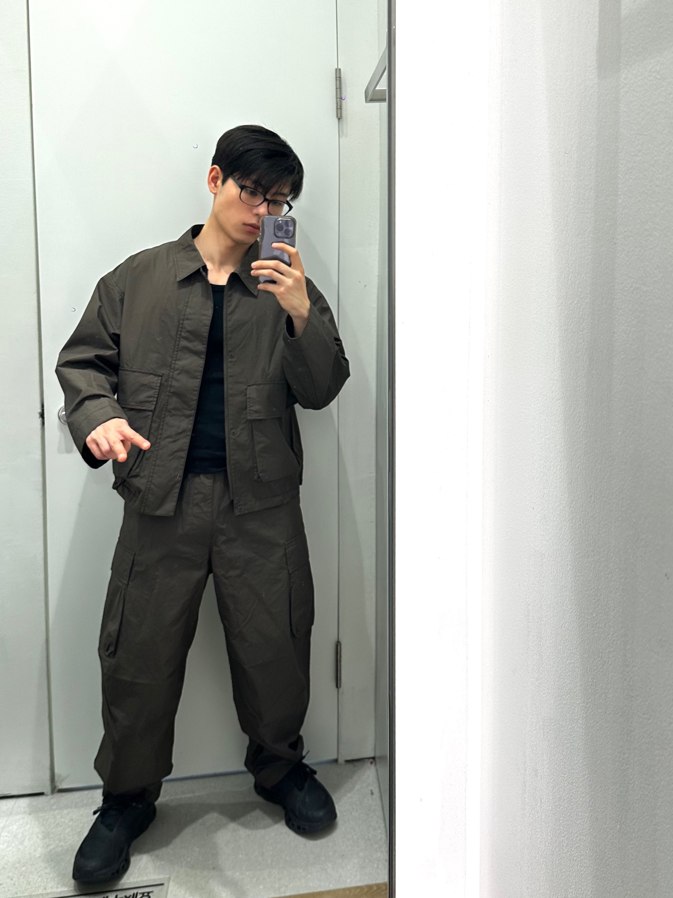 Uniqlo C Cotton Short Blouson Dark Brown - KR, Uniqlo C Wide Fit Cargo Pants Dark Brown - KR 착용 스타일