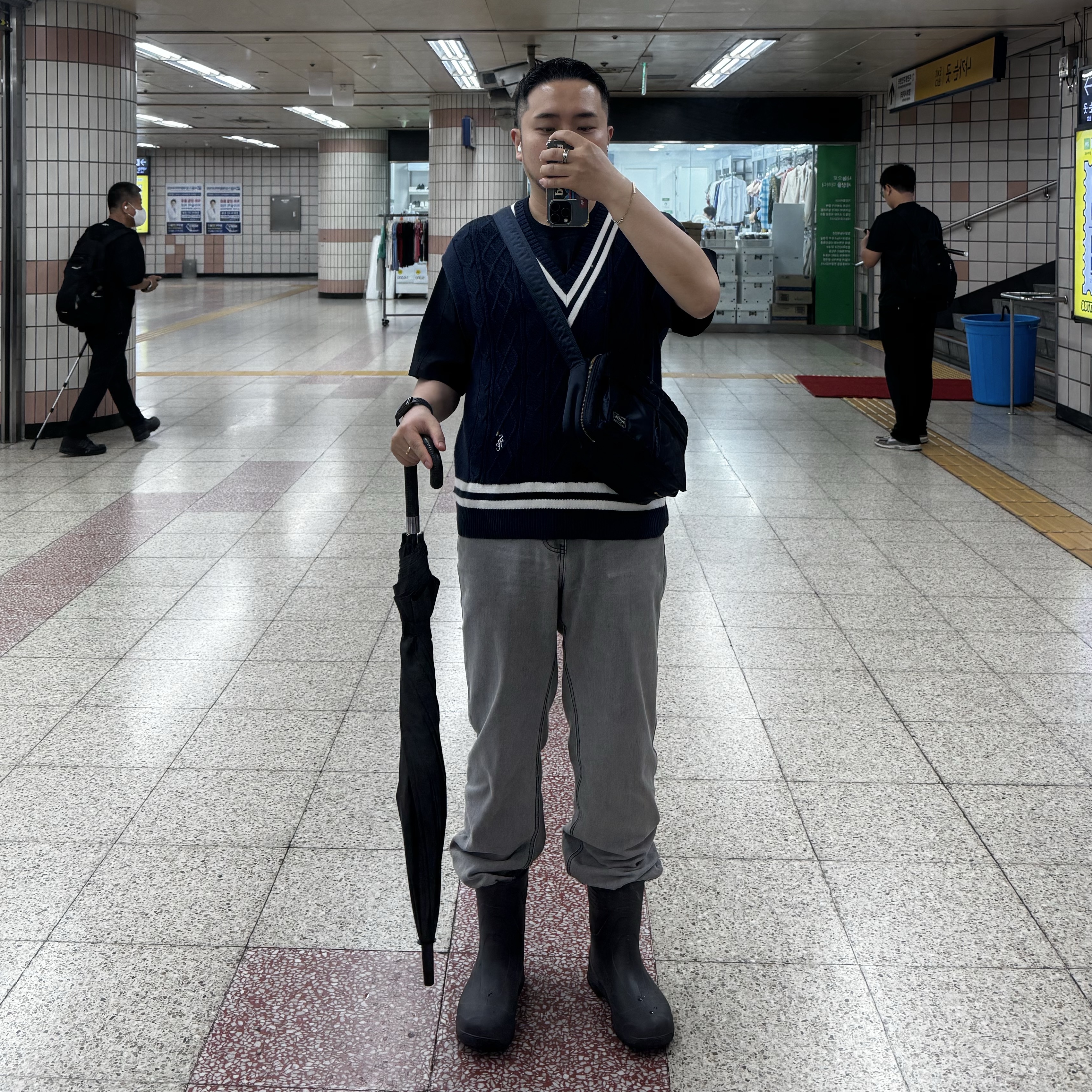 Porter Tanker Shoulder Bag S Iron Blue 착용 스타일