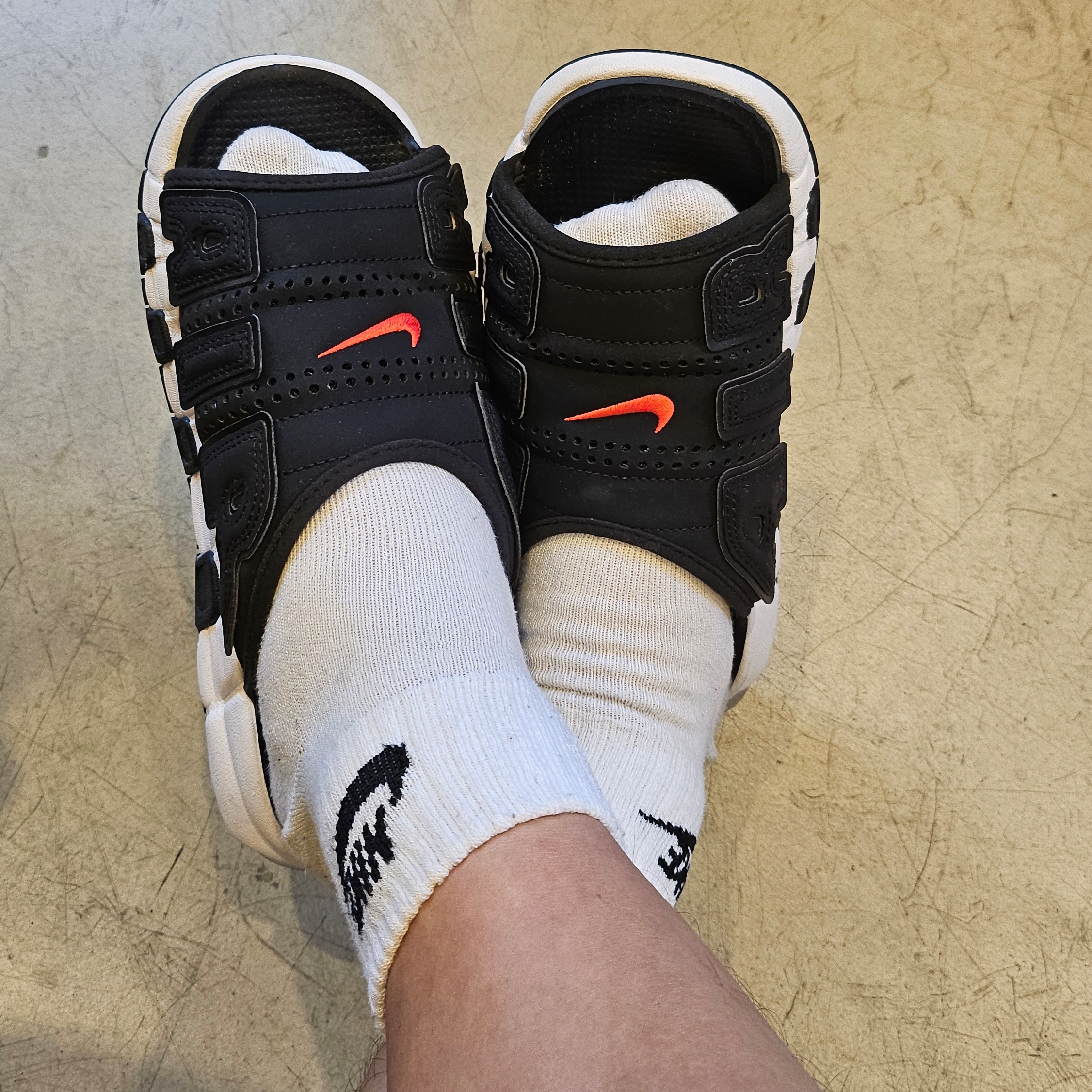 Nike Air More Uptempo Slide Black White 착용 스타일