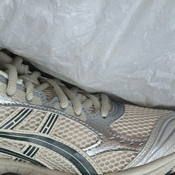 Asics Gel-Kayano 14 Birch Dark Pewter 착용 스타일