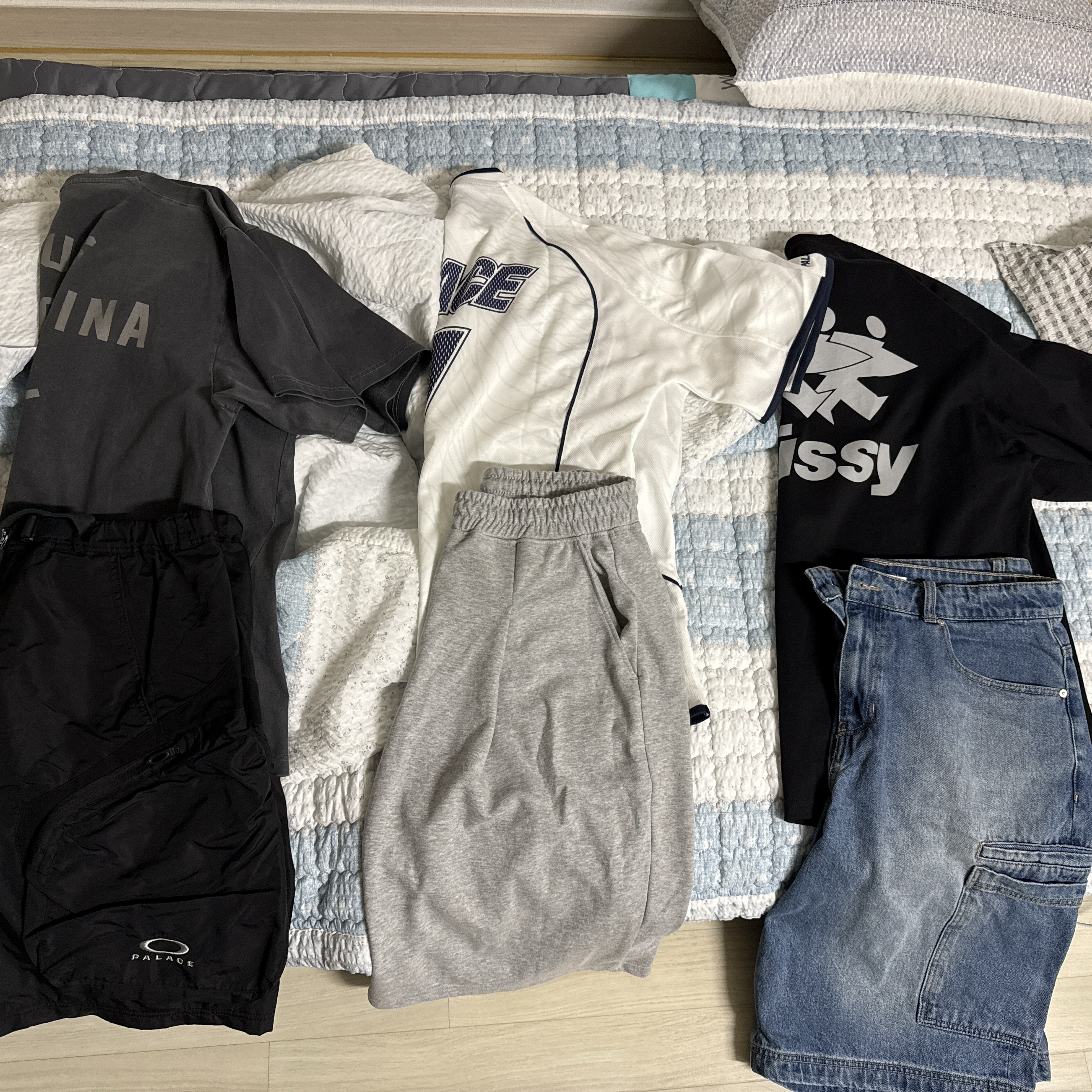 Deus Ex Machina Dyed Seoul College Address T-Shirt Charcoal, Palace x Umbro Jersey White - 24SS 착용 스타일