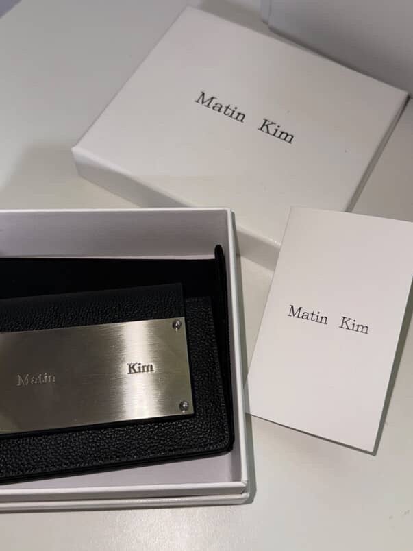 Matin Kim Accordion Wallet Black 착용 스타일