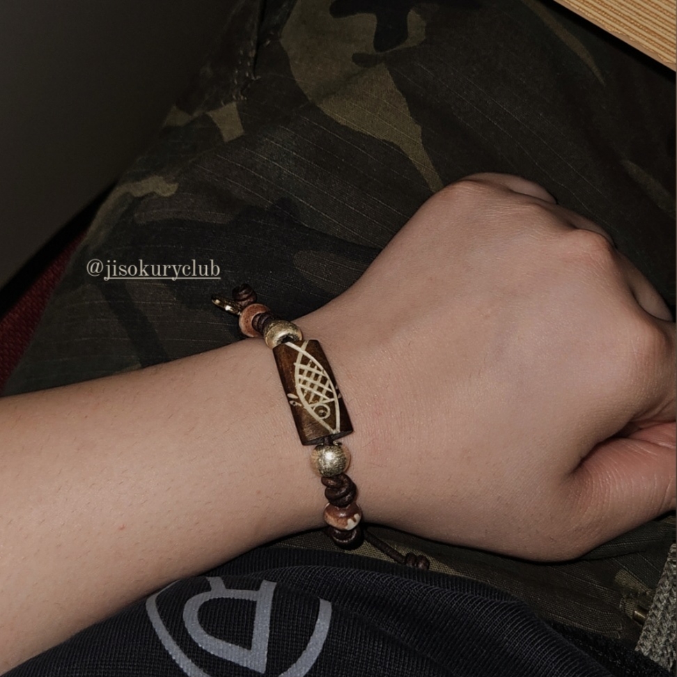 jisokuryClub x towtow.archive - Fish Carving Bracelet Brown 착용 스타일 - 1