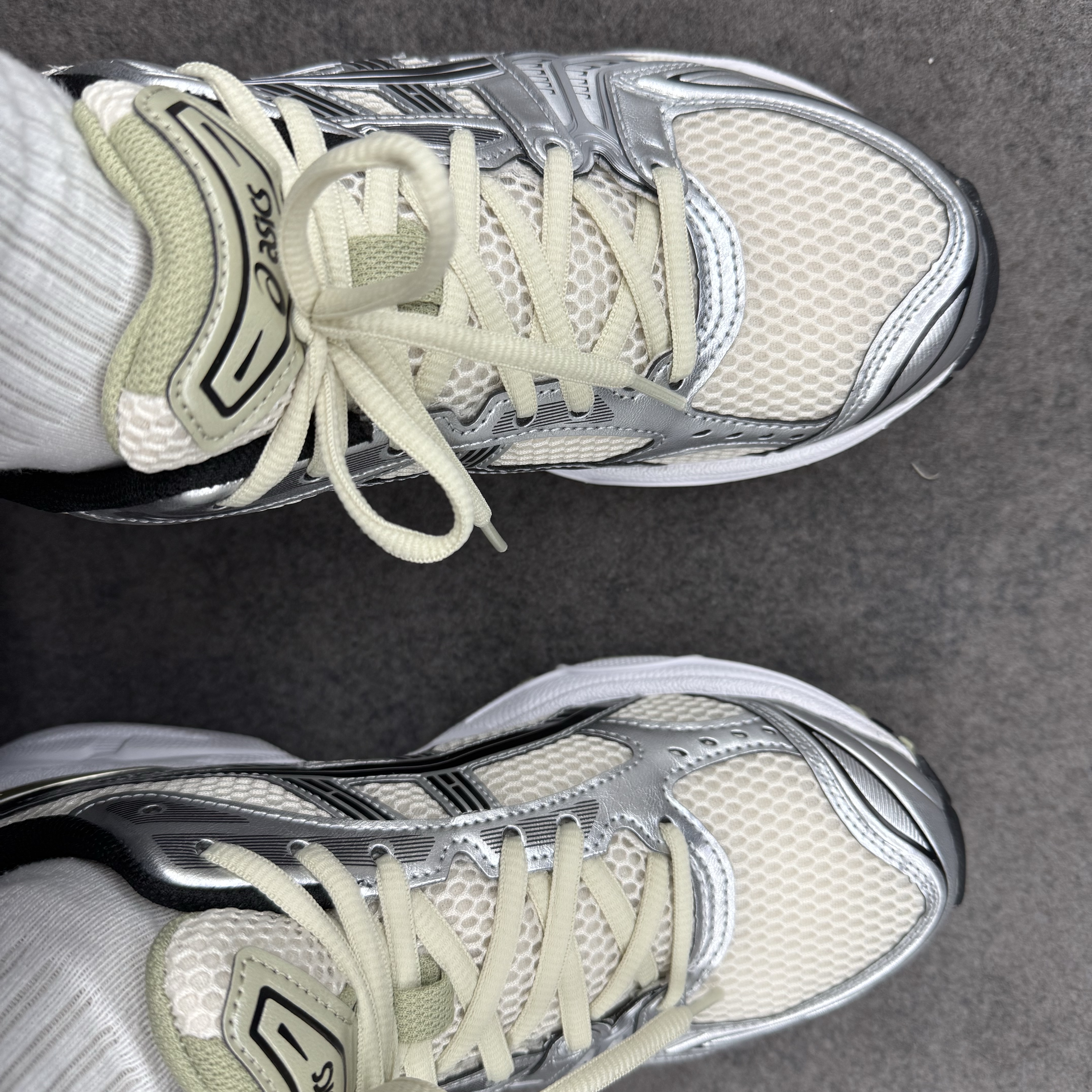 Asics Gel-Kayano 14 Birch Pure Silver 착용 스타일 - 3