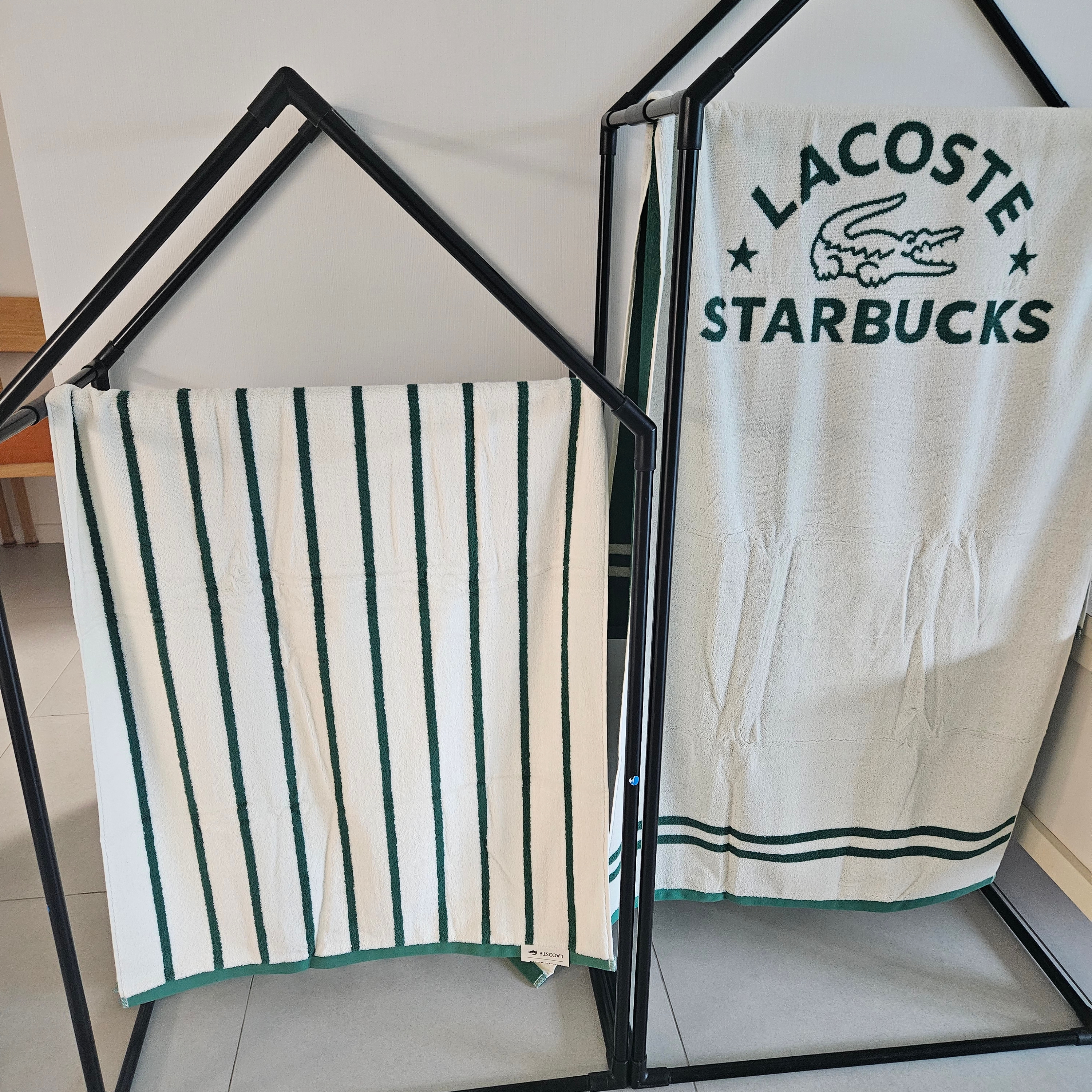 Starbucks x Lacoste Trent Towel Ivory, Starbucks x Lacoste Trent Towel Stripe 착용 스타일 - 3