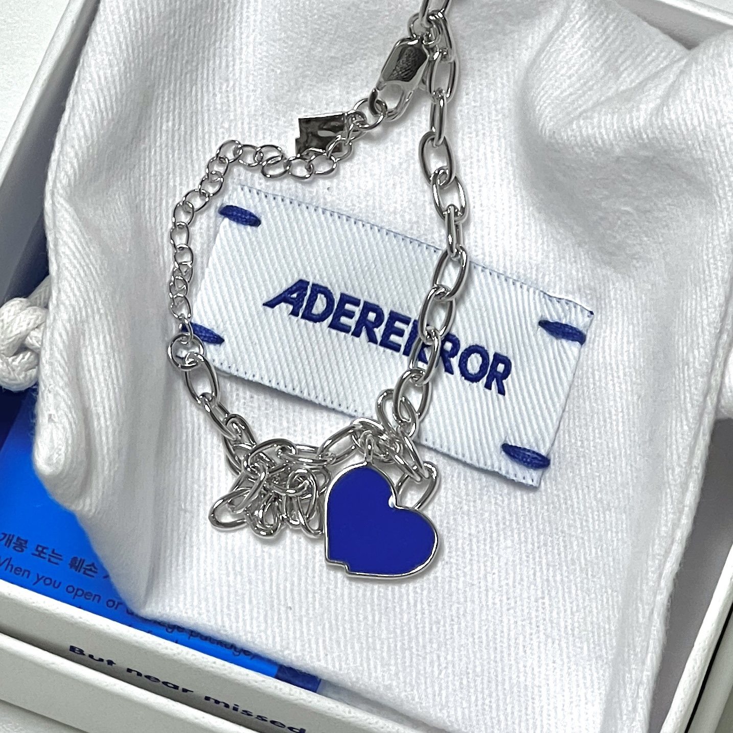 Ader Error Twin Heart Bracelet Silver 착용 스타일 - 1