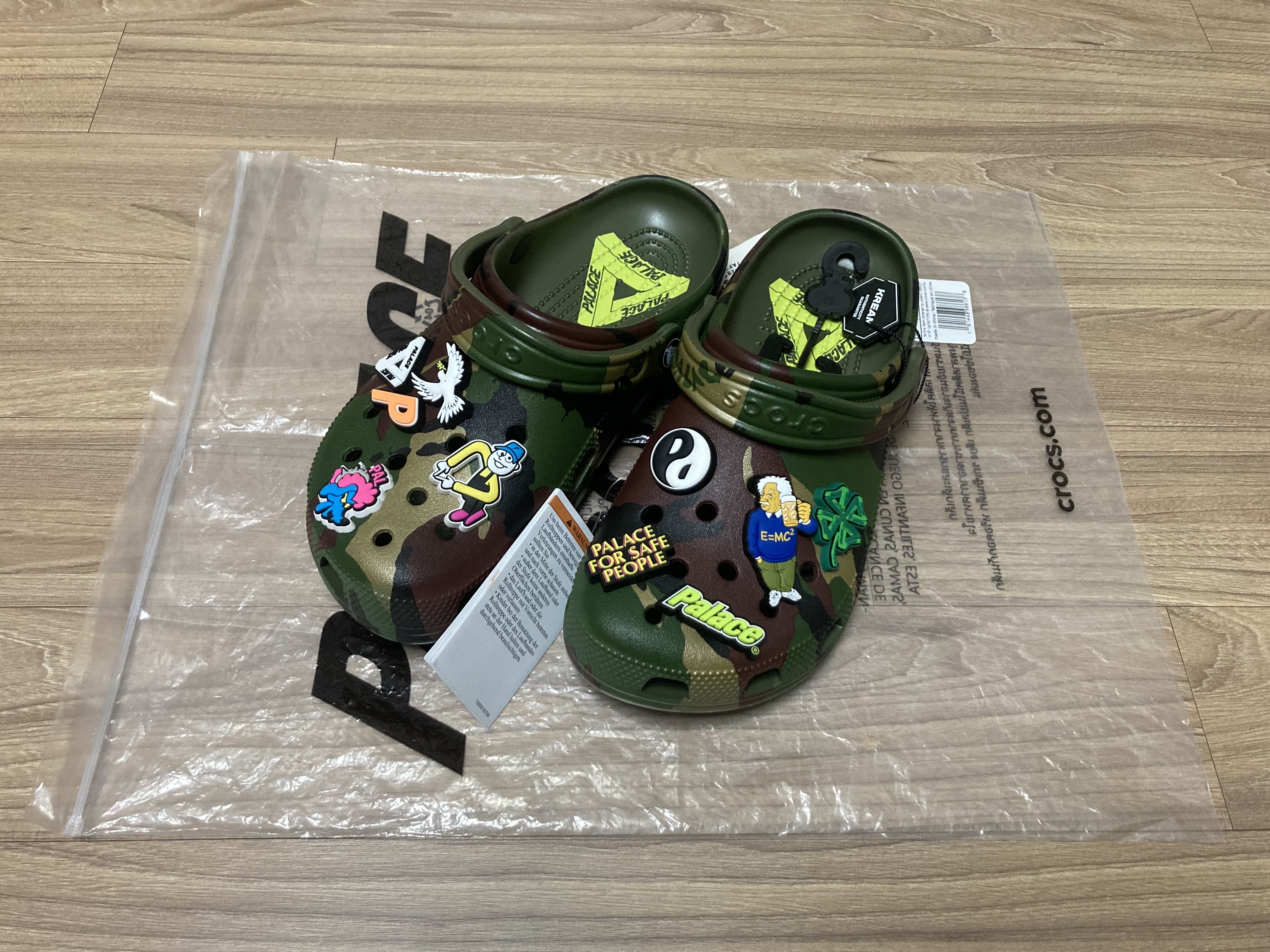 Crocs x Palace Classic Clog Woodland Camo 착용 스타일