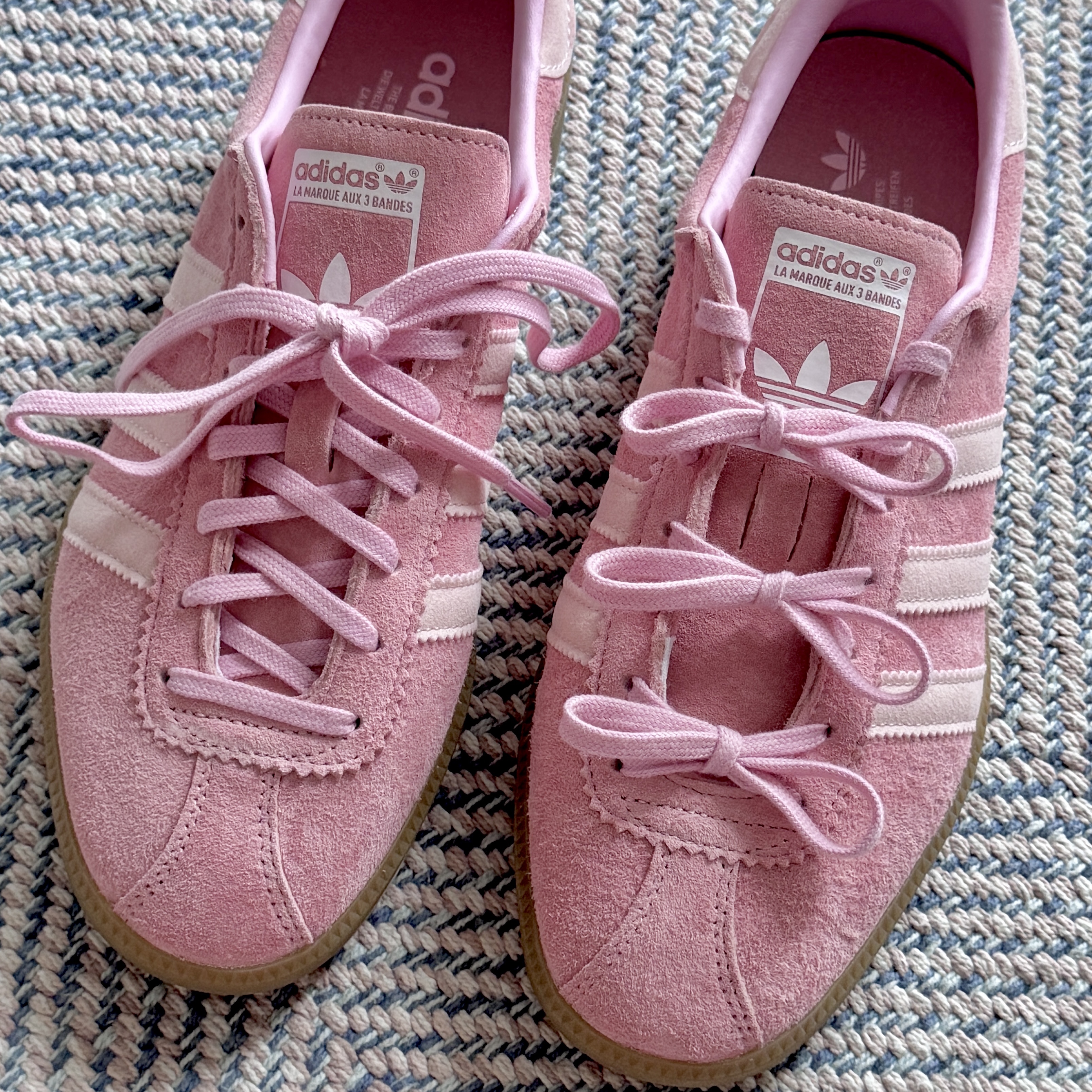 Adidas Bermuda Glow Pink 착용 스타일