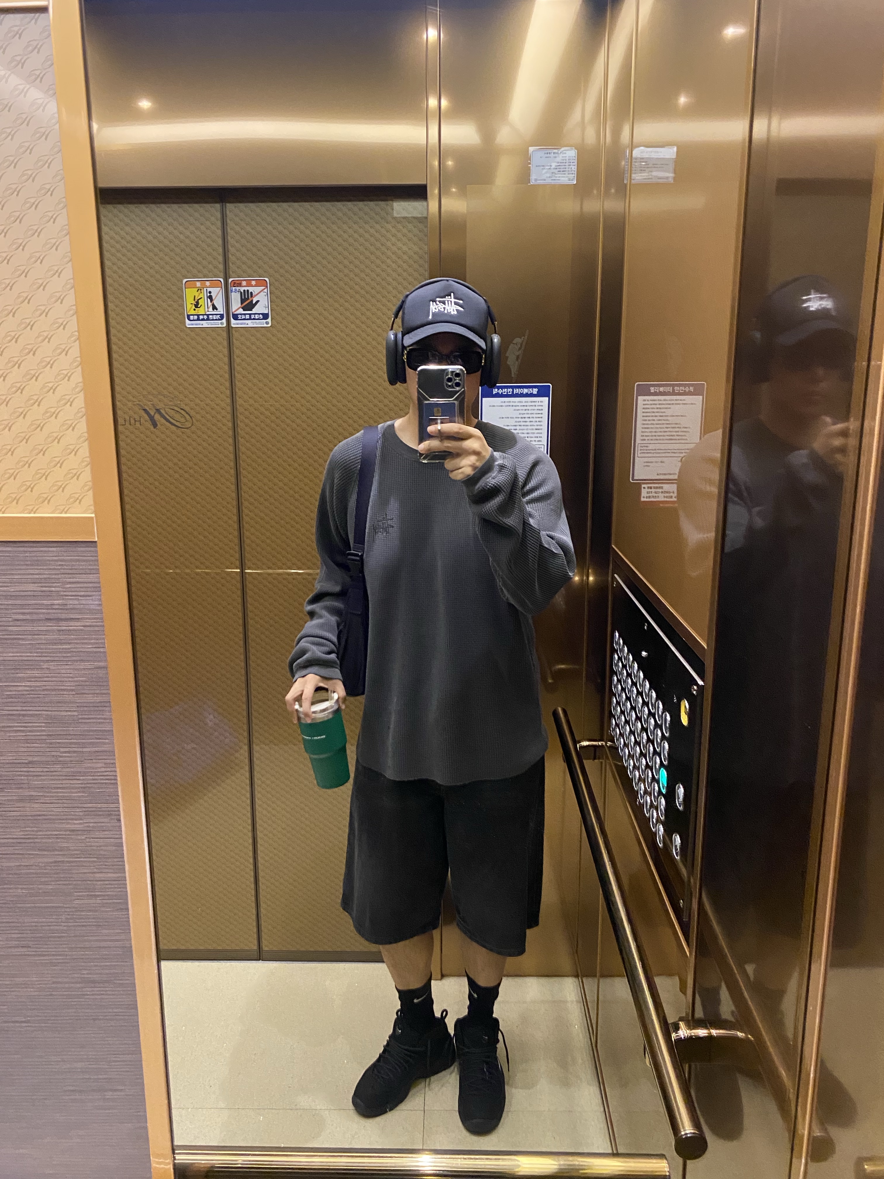 Apple AirPods Max USB C Midnight (Korean Ver.), Stussy Basic Trucker Cap Black 착용 스타일 - 1