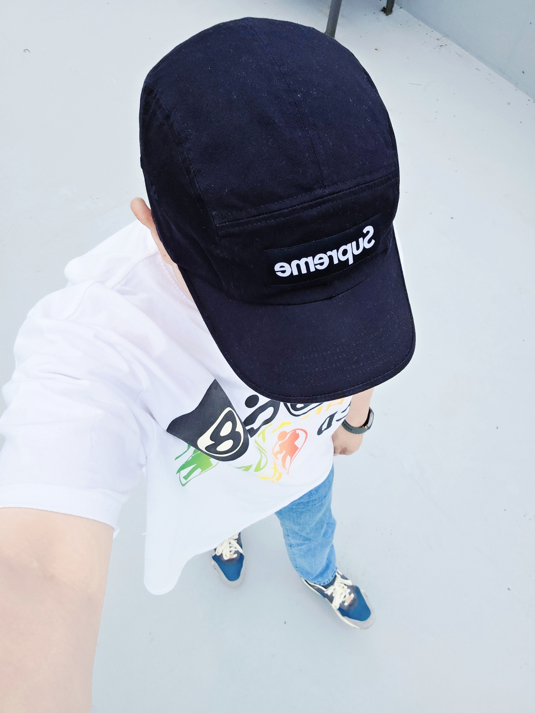 Supreme Washed Chino Twill Camp Cap Black, Stussy x Cactus Plant Flea Market International T-Shirt White 착용 스타일