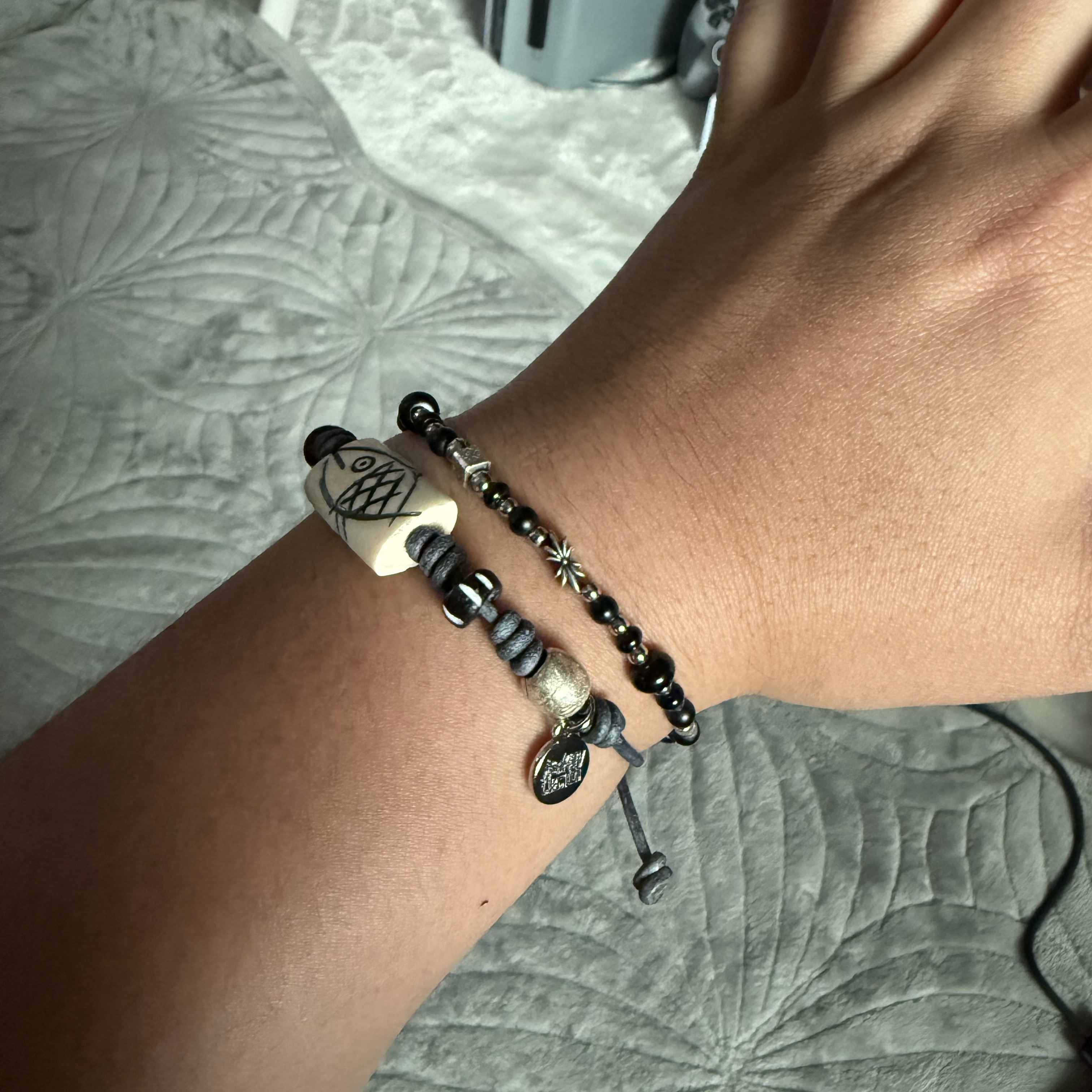 jisokuryClub x towtow.archive - Fish Carving Bracelet Navy, Scudo Garden Karen Beads Bracelet Black 착용 스타일