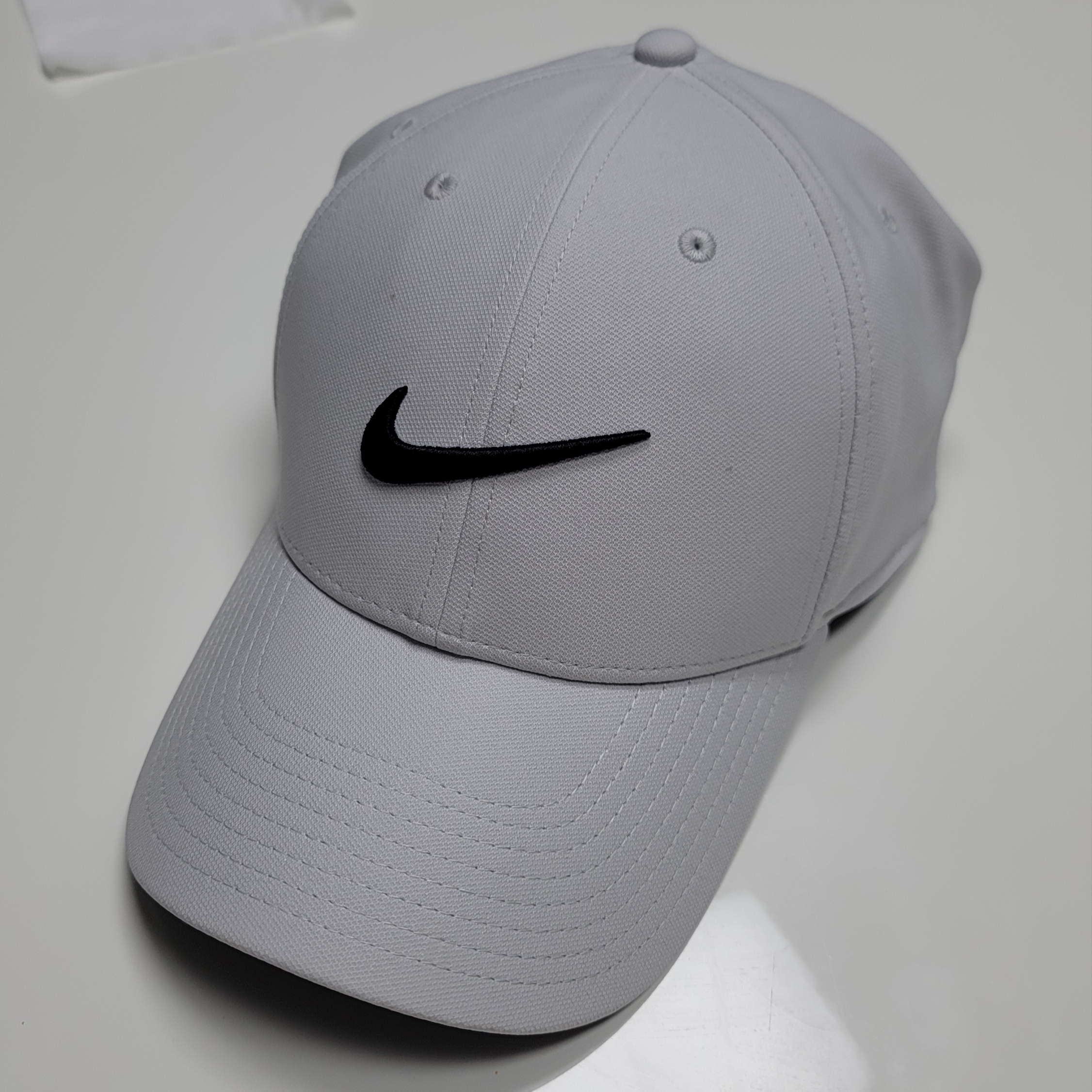Nike Dri-Fit ADV Club Structured Swoosh Cap Photon Dust 착용 스타일