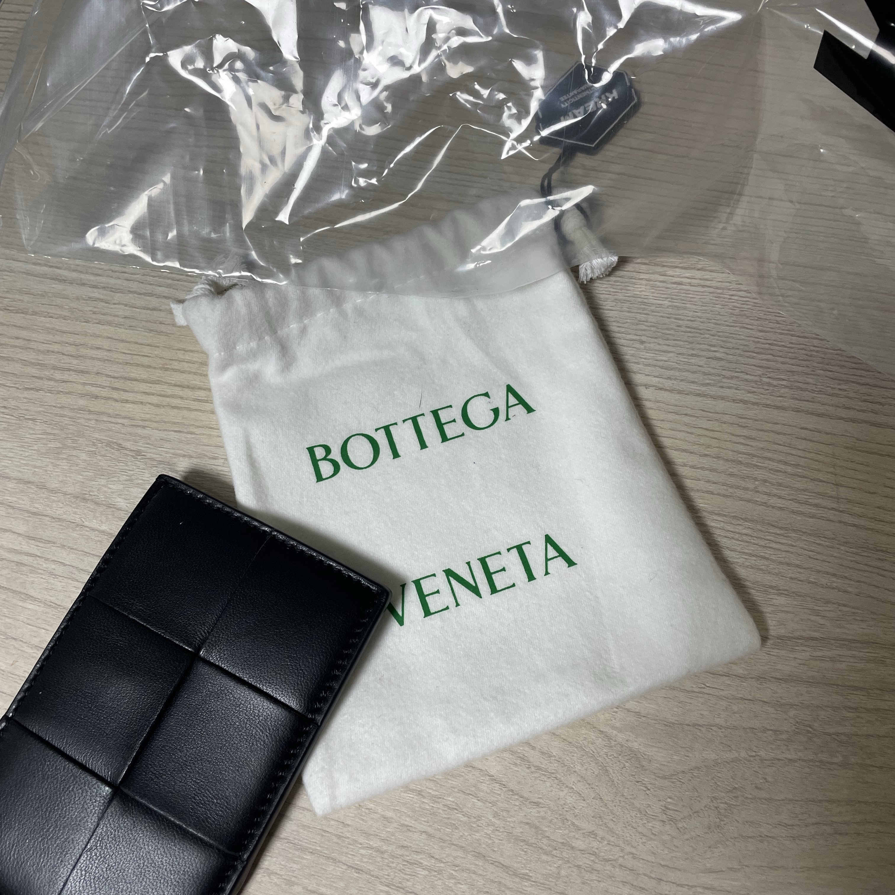 Bottega Veneta Credit Card Case Lambskin & Calfskin Black 착용 스타일