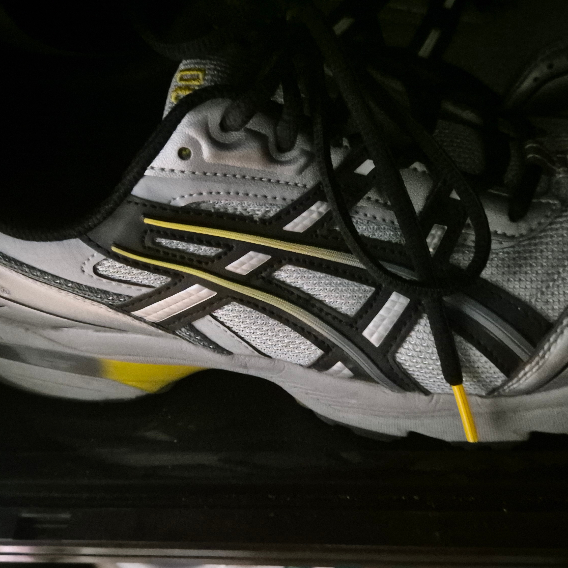 Asics Gel-1090 Mid Grey Black 착용 스타일