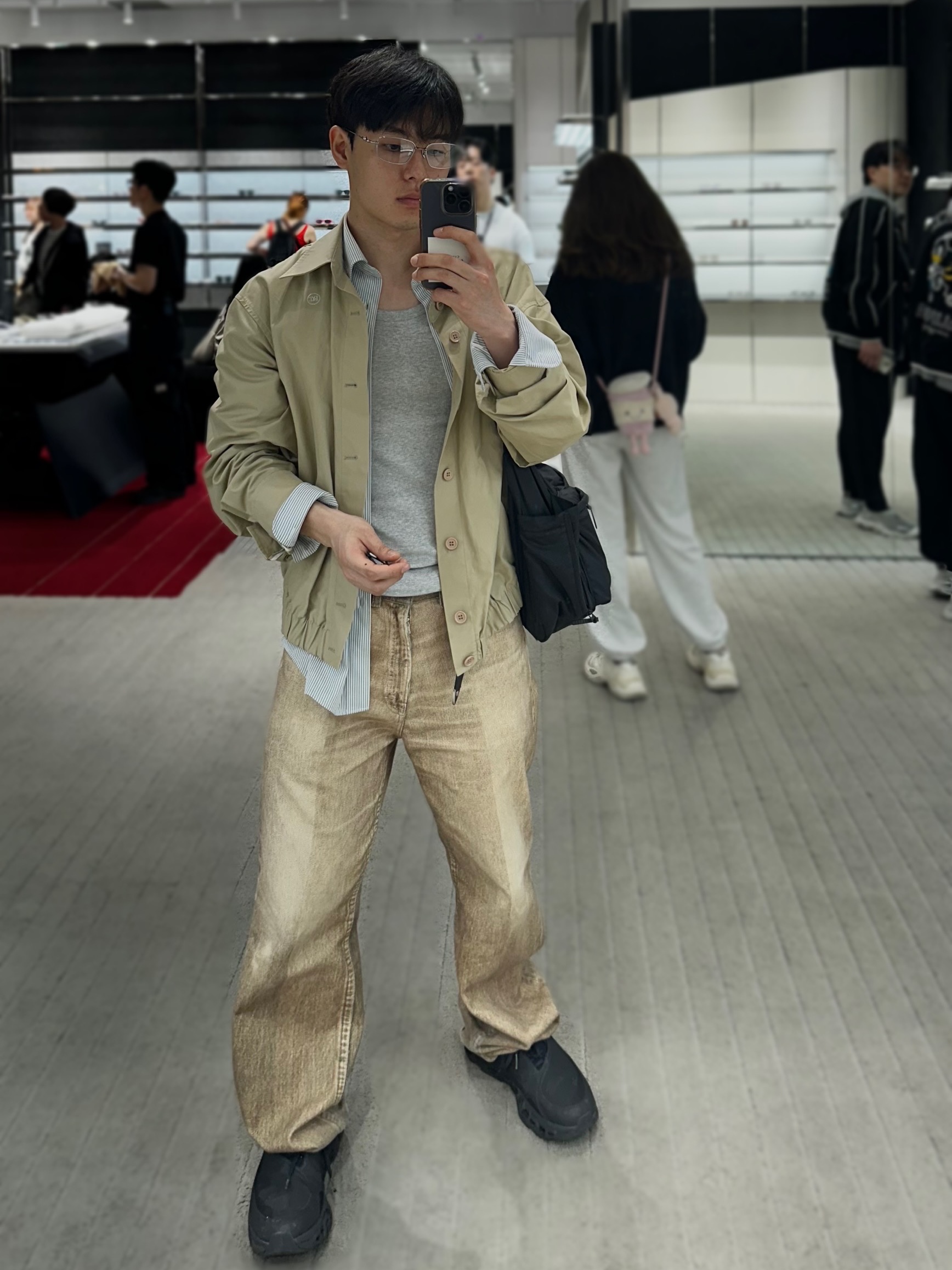 Our Legacy Third Cut Digital Dual Sand Denim, Uniqlo Multi Pocket Shoulder Bag Black 착용 스타일