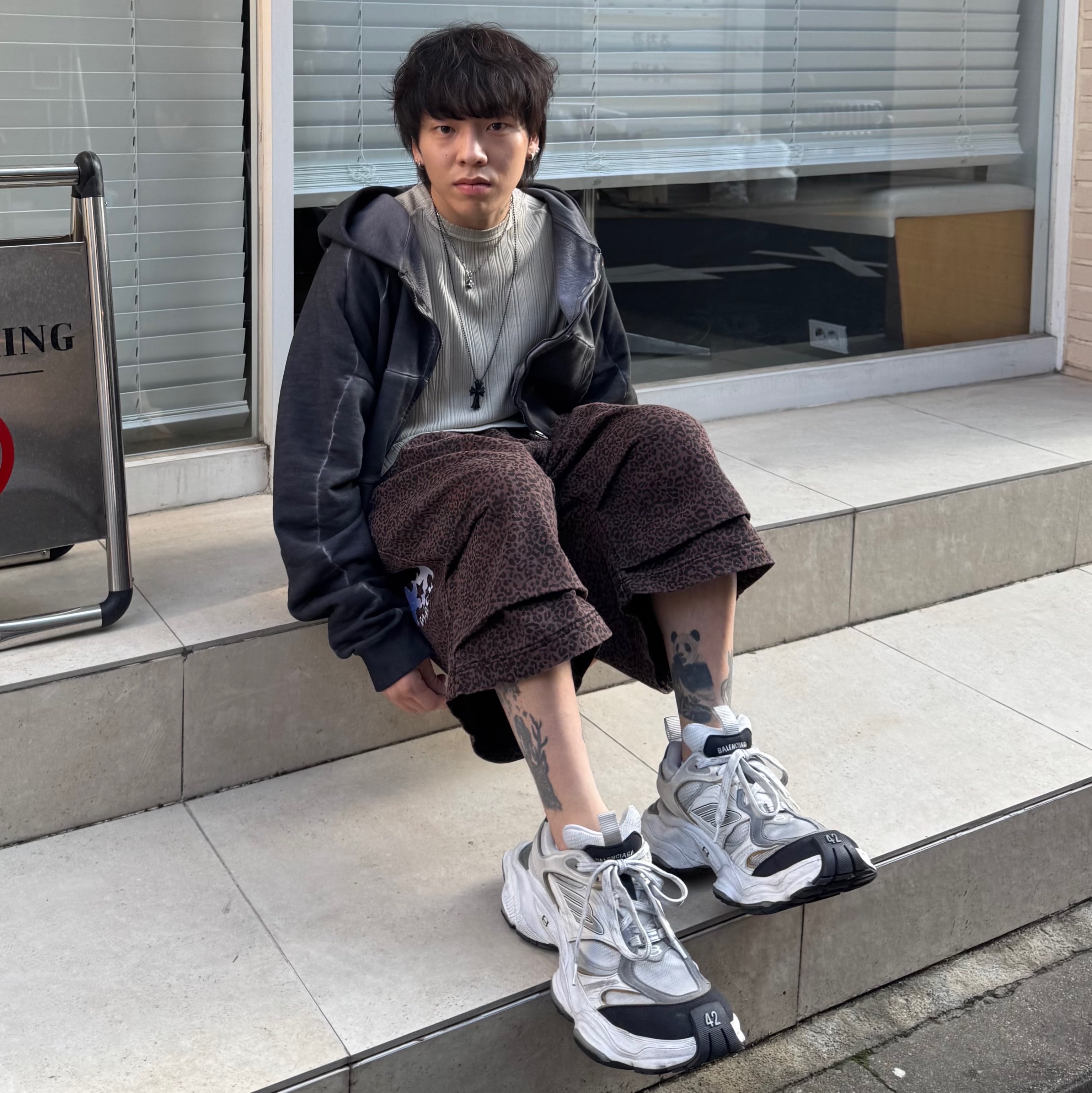 Balenciaga Cargo Sneakers White Grey 착용 스타일 - 2