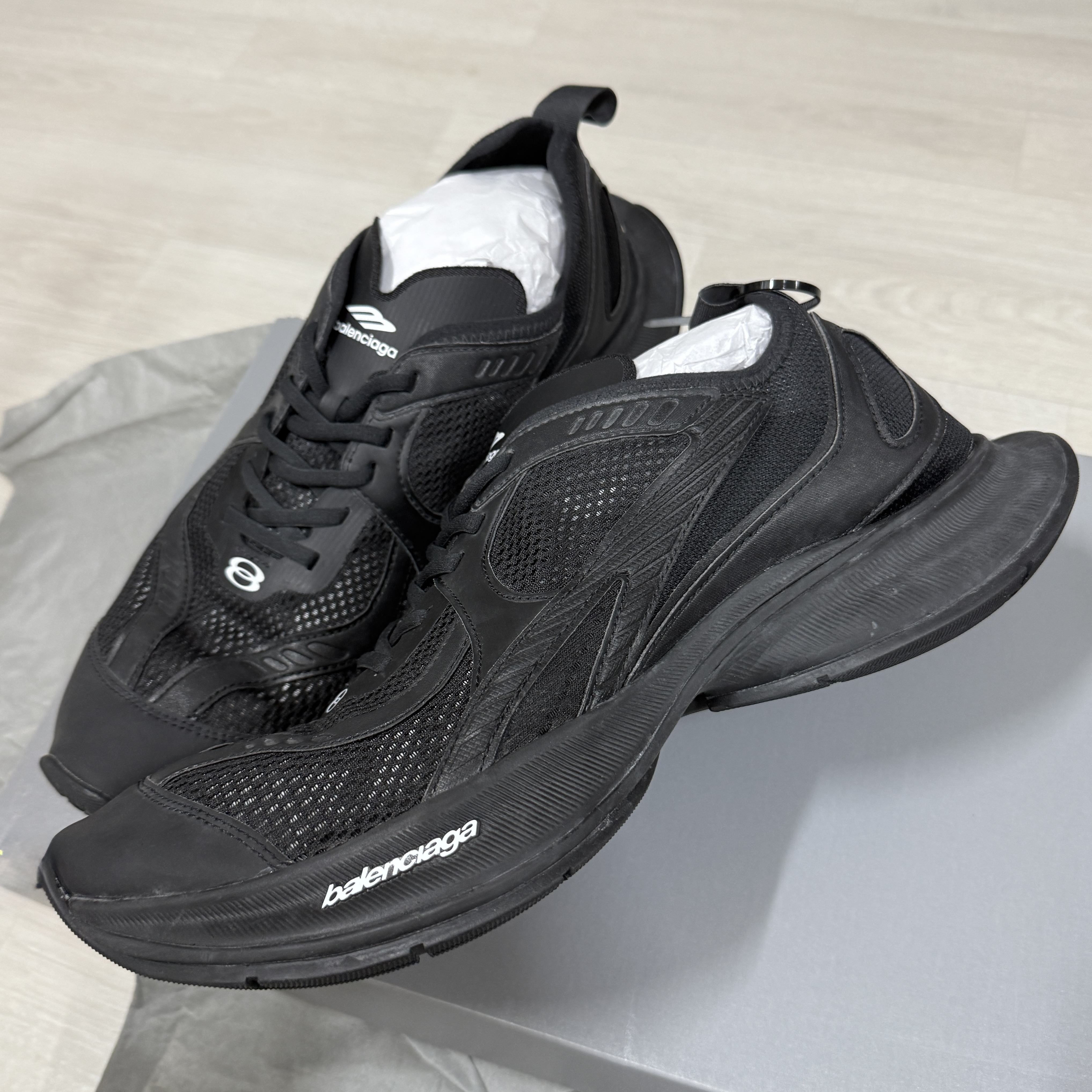 Balenciaga Circuit Sneaker Black 착용 스타일 - 3