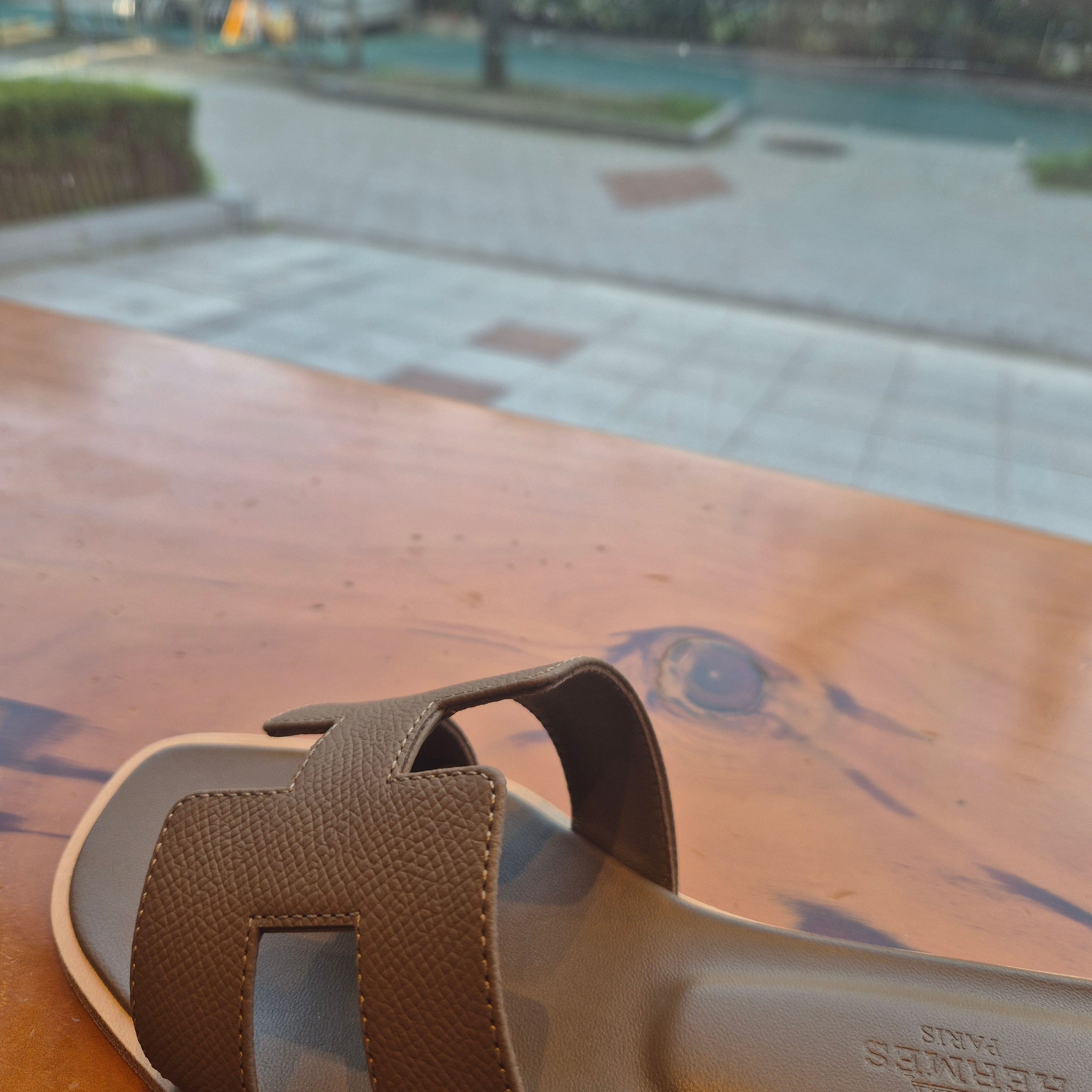 (W) Hermes Oran Sandal Epsom & Etoupe 착용 스타일