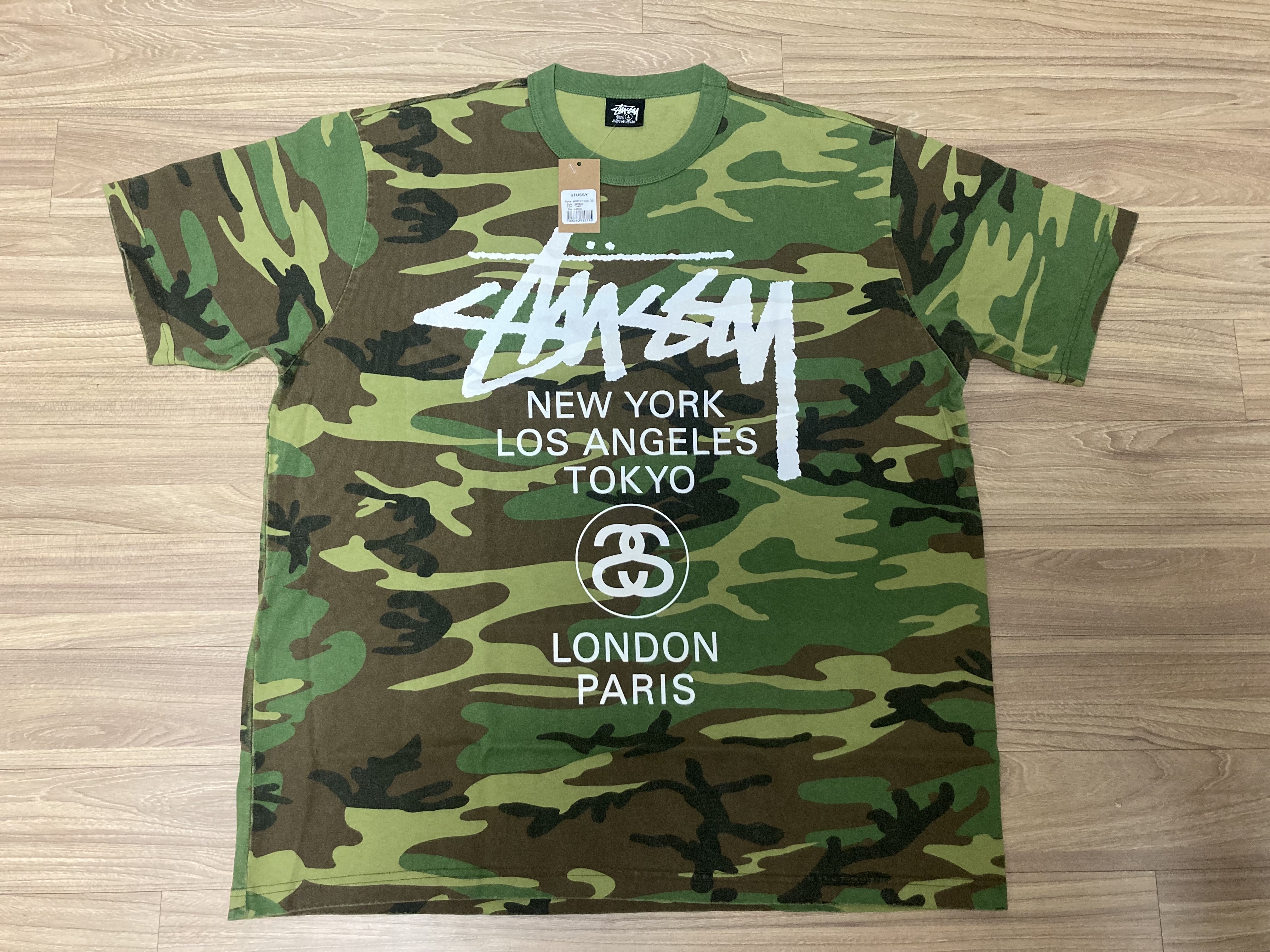 Stussy World Tour T-Shirts Camo 2025 착용 스타일 - 1