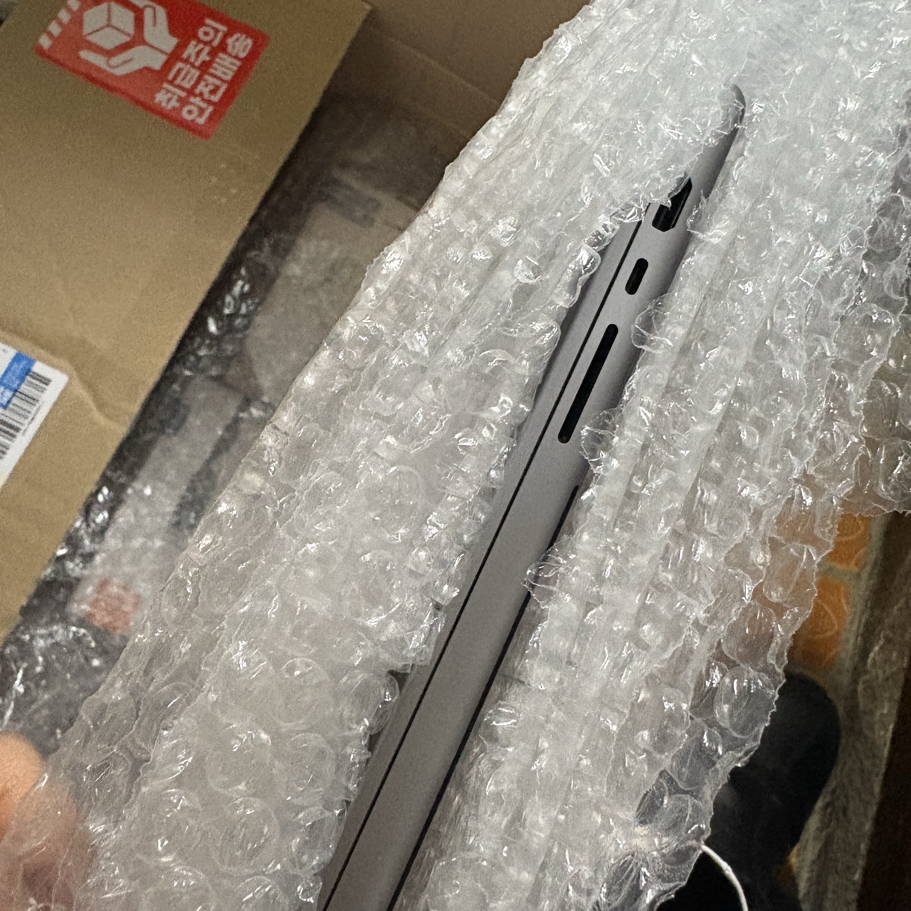 [A등급] Refurbished 2021 MacBook Pro 16 M1 Pro 10c 512GB SSD / 16GB RAM Spacegray 착용 스타일