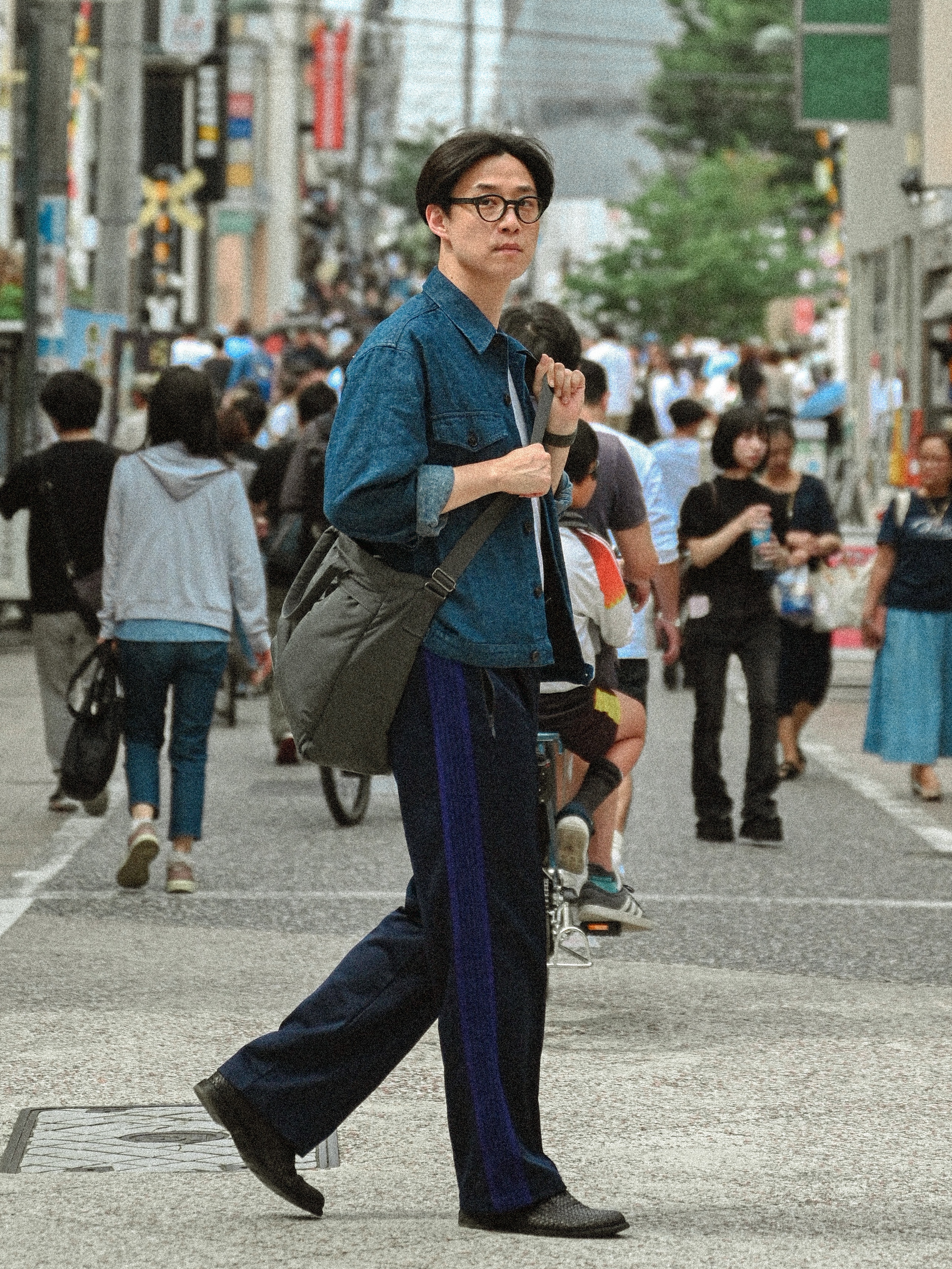 Needles Track Pants Poly Smooth Navy 착용 스타일 - 3