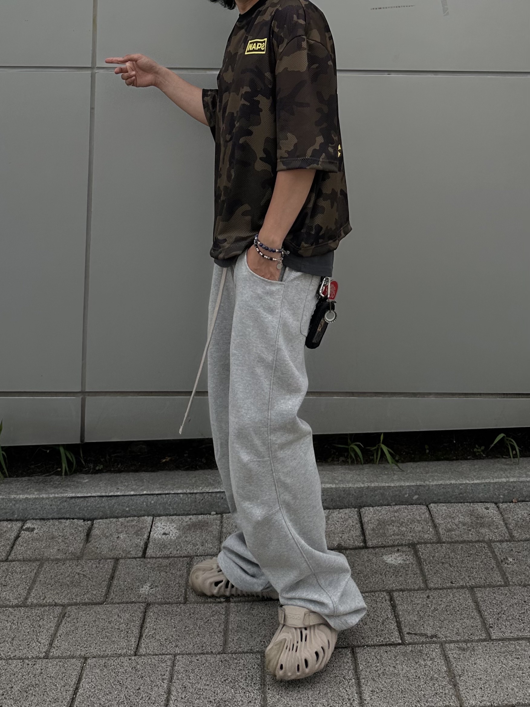 Crocs x Salehe Bembury Pollex Clog Horchata, Wapworks Flare Layerd Sweat Pants Grey 착용 스타일 - 1