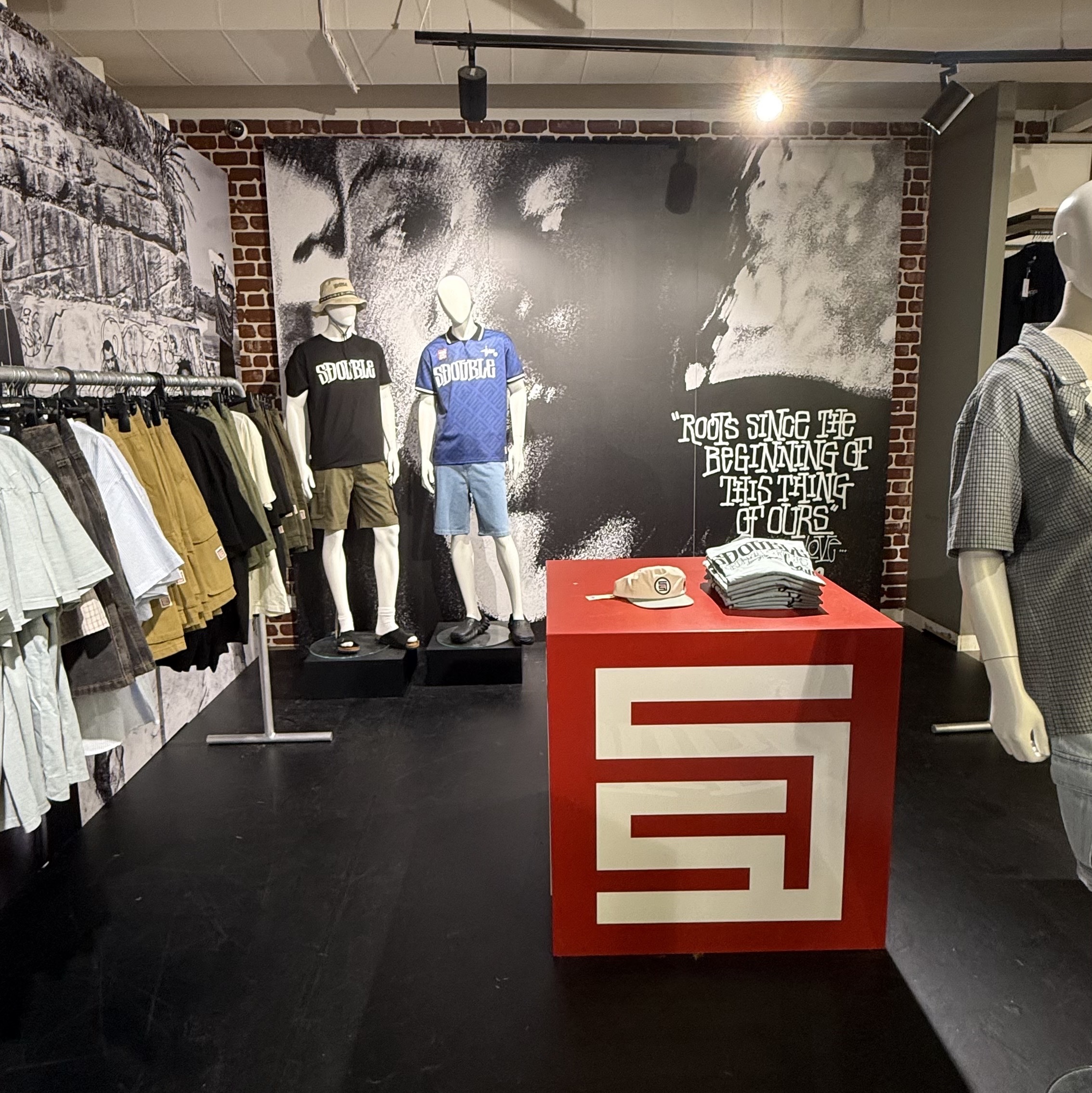 S/Double Design By T-Shirt Black, S/Double World Wide Roots T-Shirt White 착용 스타일